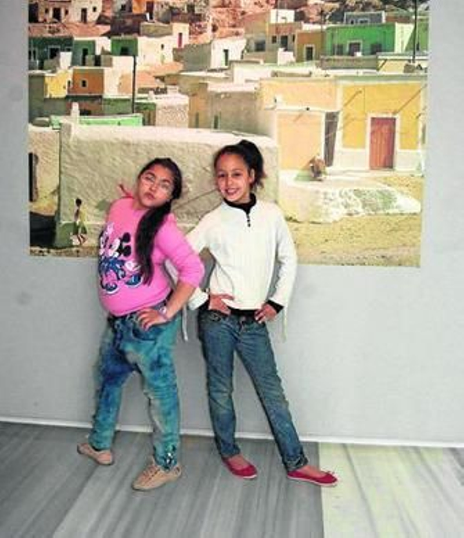 Pérez Siquier muestras las fotografías de La Chanca a los niños del barrio