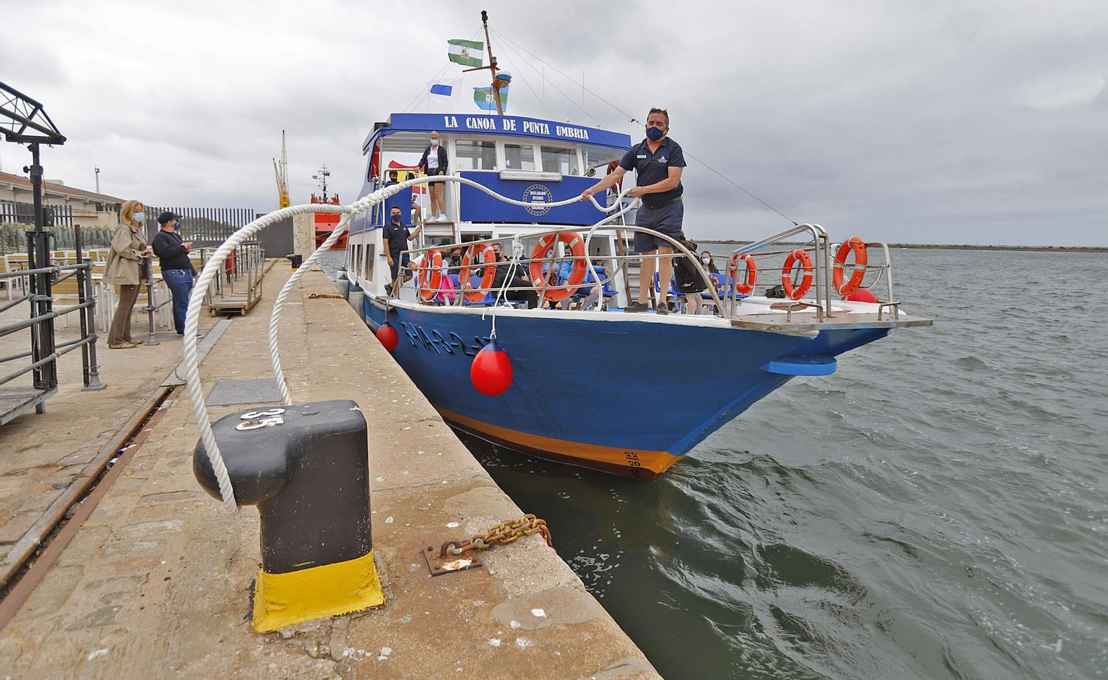 El servicio de canoas entre Punta Umbría y Huelva da el pistoletazo de salida este fin de semana