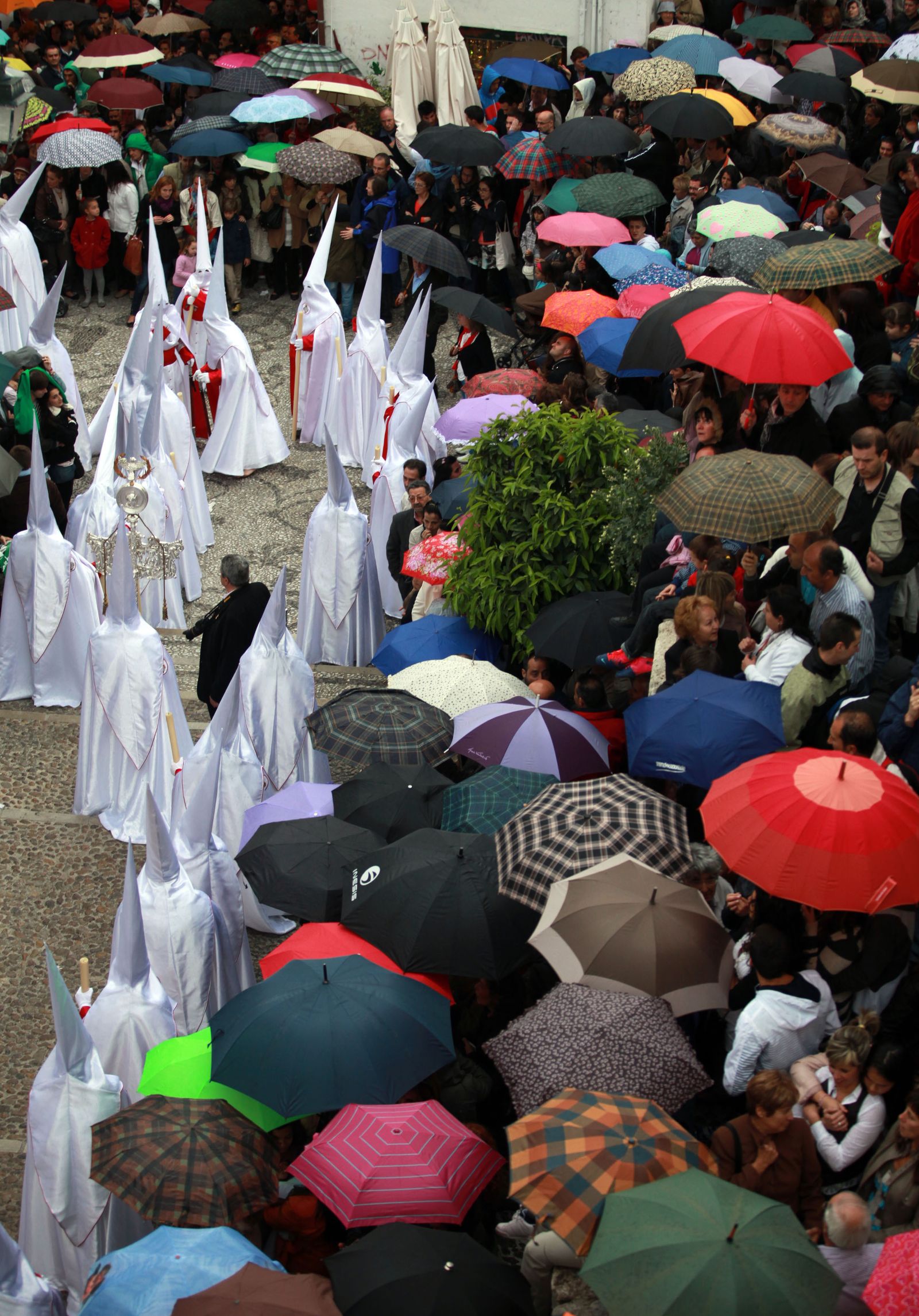 La lluvia irrumpe en la procesión de la Aurora en 2011.