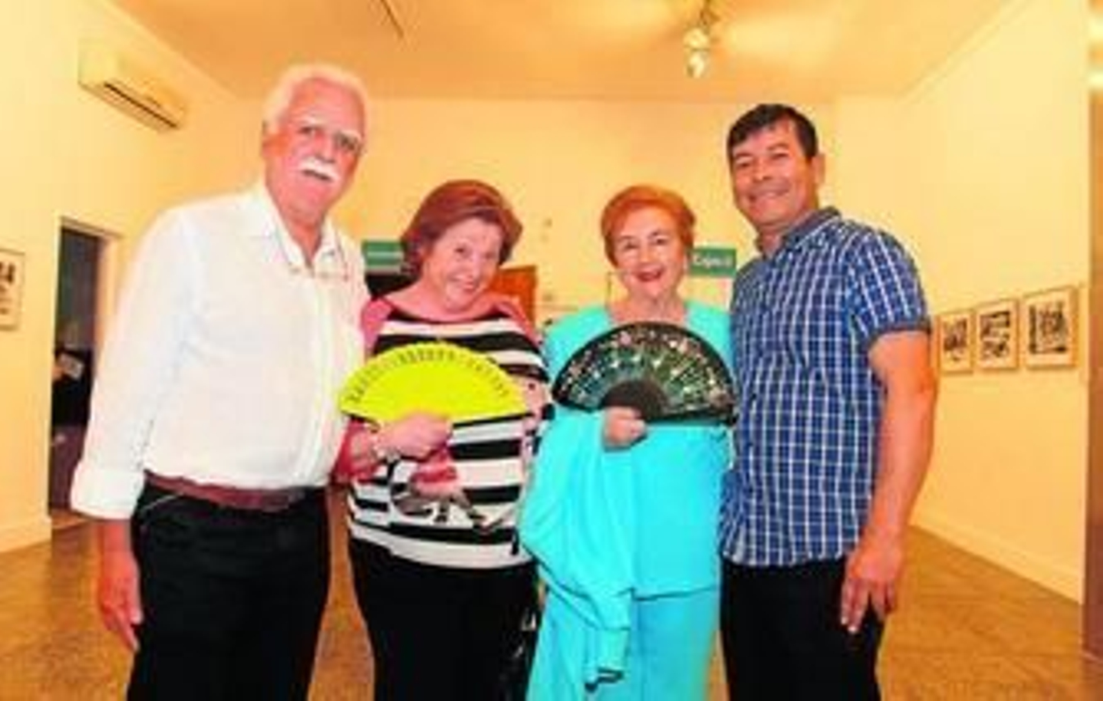1. Los actores Rubén García (que hace el papel del hijo de la protagonista), Chari Castilla (Pilar) y Mari Fernández (Milagros),  junto al director colombiano Luis Suan, ayer en la Sala Plus Ultra 2. Un fotograma de la película La Memoria, que se proyectó en el salón de actos de la Fundación Cajasol. 3. Un momento del rodaje, cuando la protagonista y su amiga eran pequeñas.