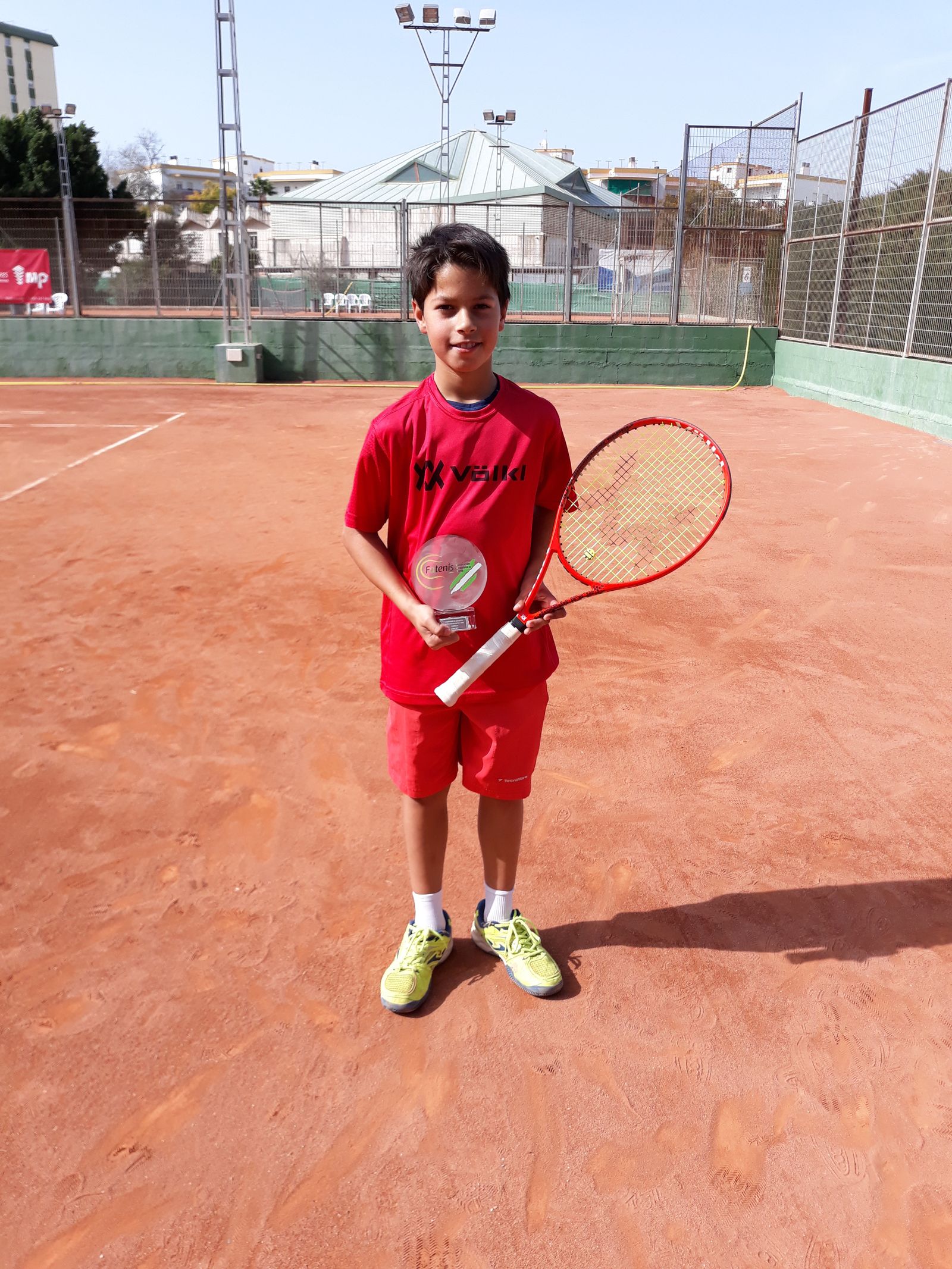 Manu Páez, con el trofeo de campeón provincial alevín.