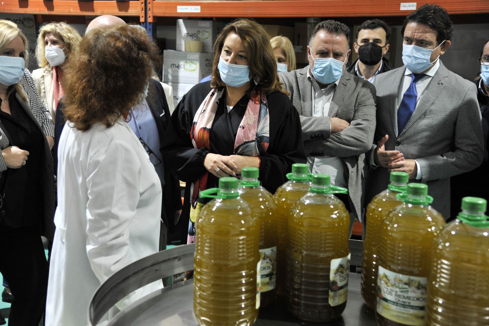 La consejera de Agricultura atiende las explicaciones de una empleada de Los Remedios, en Olvera.