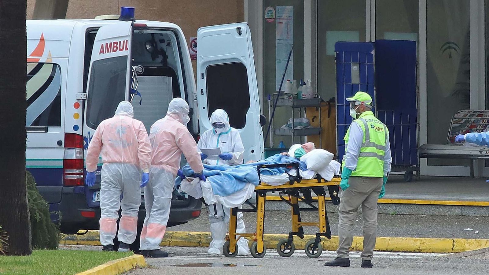 Fotos del traslado a La Línea de los 27 ancianos de la residencia de Alcalá del Valle