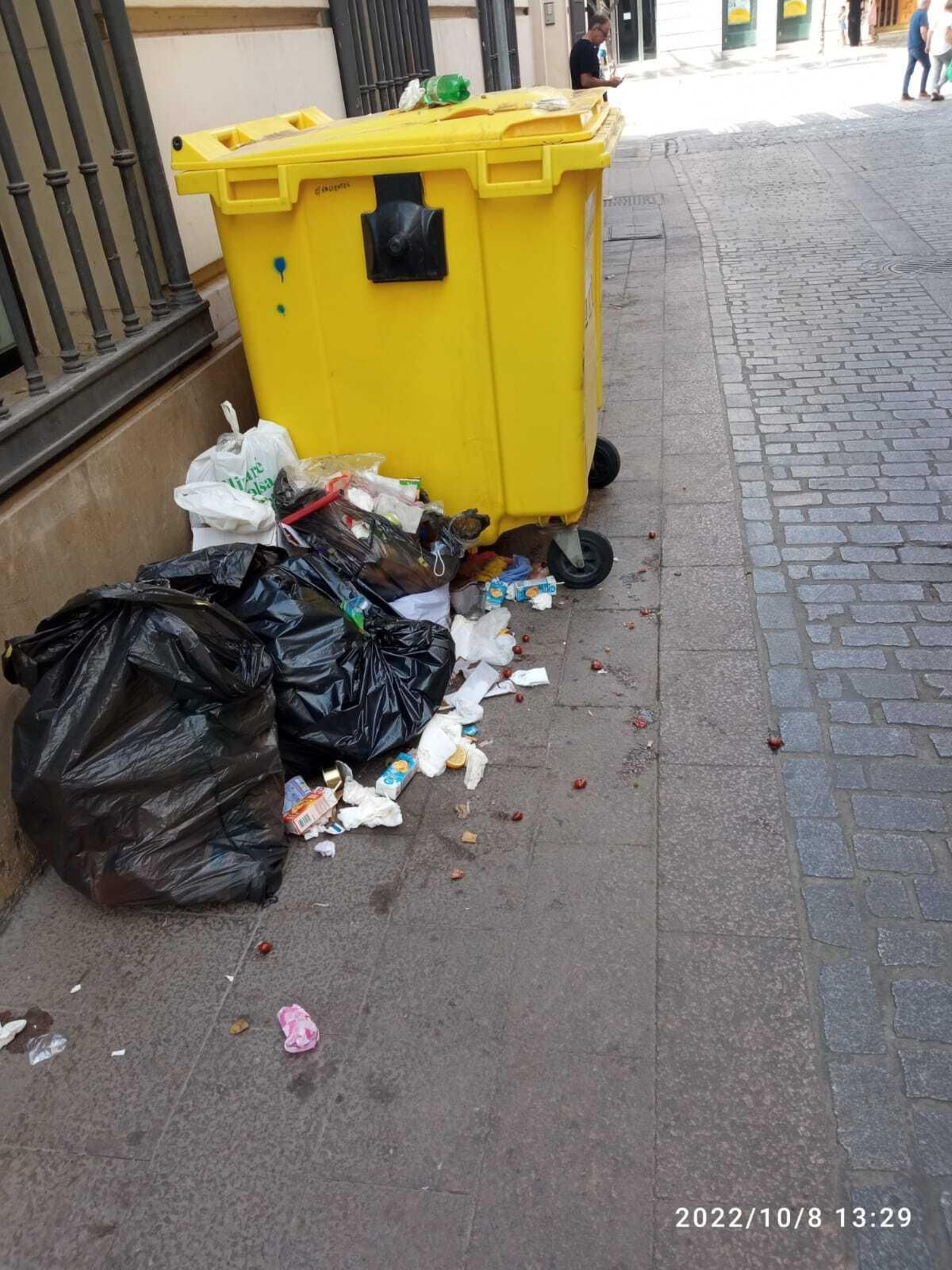 Basura en la calle Bizcocheros, a mediodía.