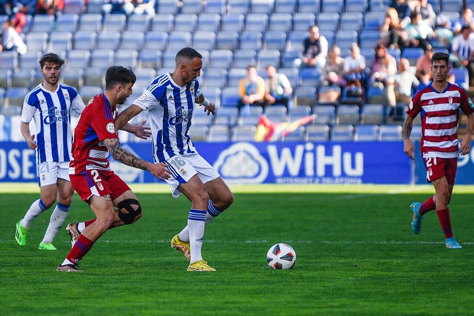 Pablo Caballero controla el balón sobre el césped del Nuevo Colombino.