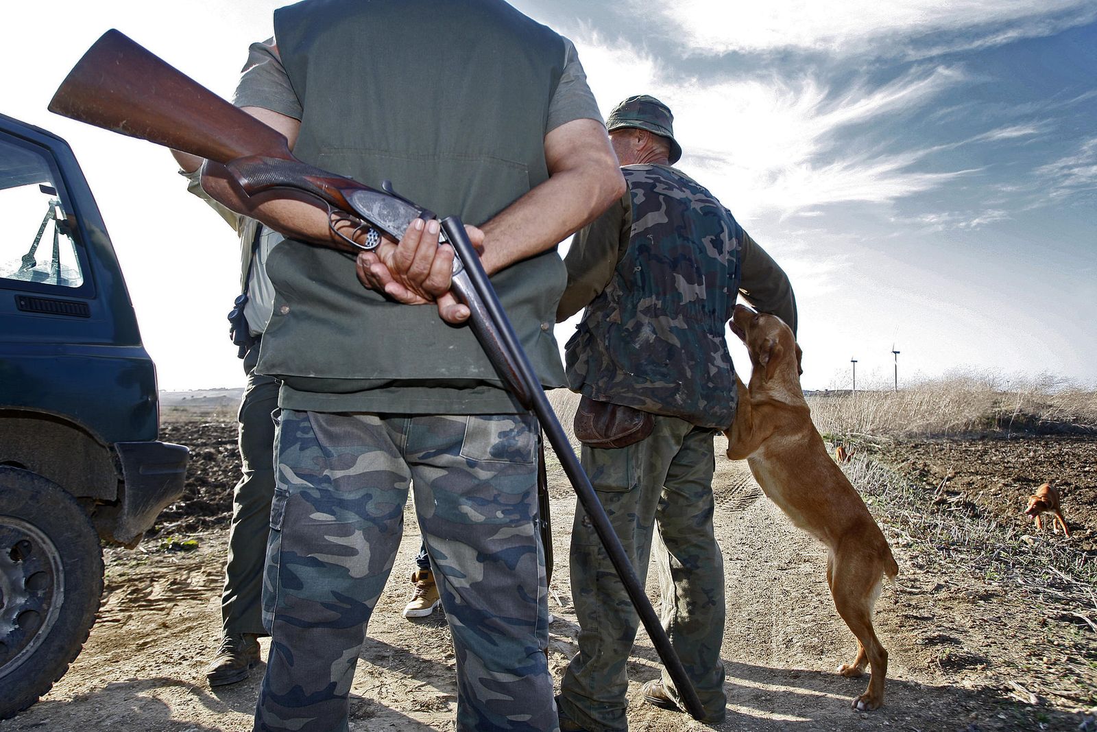 Tres cazadores participantes en una jornada de cacería.