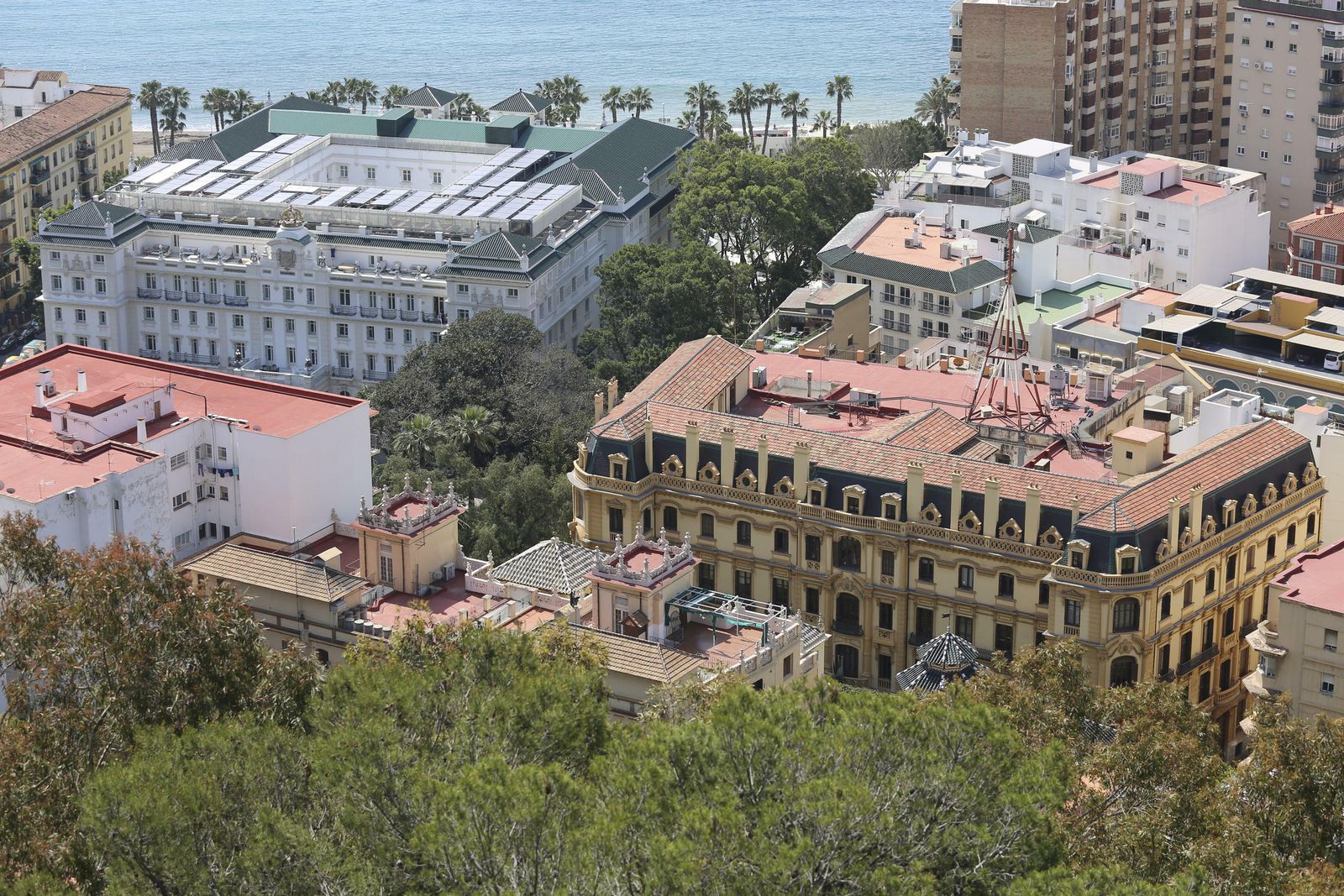El Palacio Miramar, convertido en hotel 5 estrellas, y el Palacio de la Tinta.