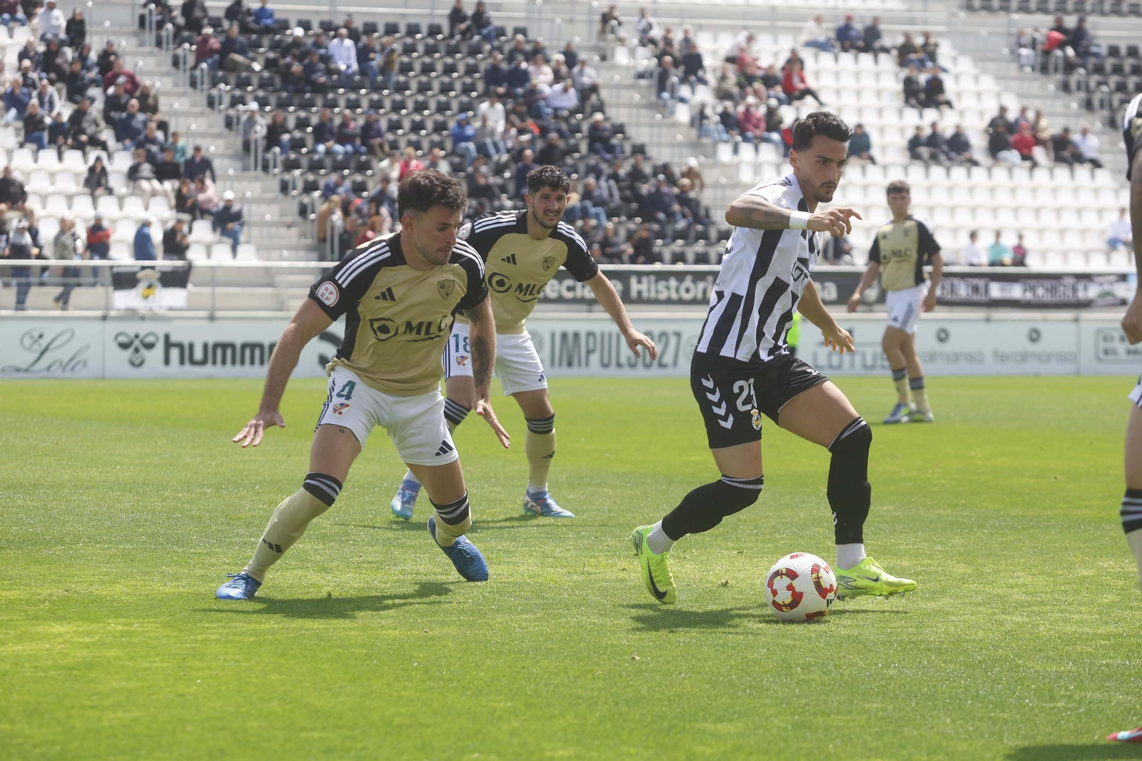 Dani Villa, con el balón, en el Balona-Linares.