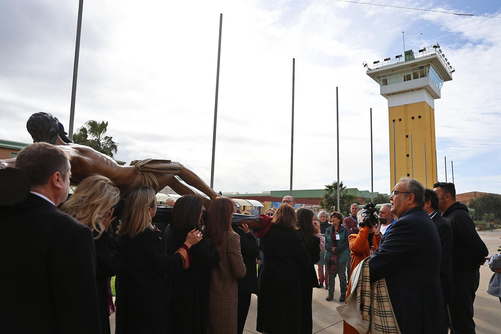 Las mejores imágenes del traslado del Cristo de la Pasión al Centro Penitenciario de Huelva