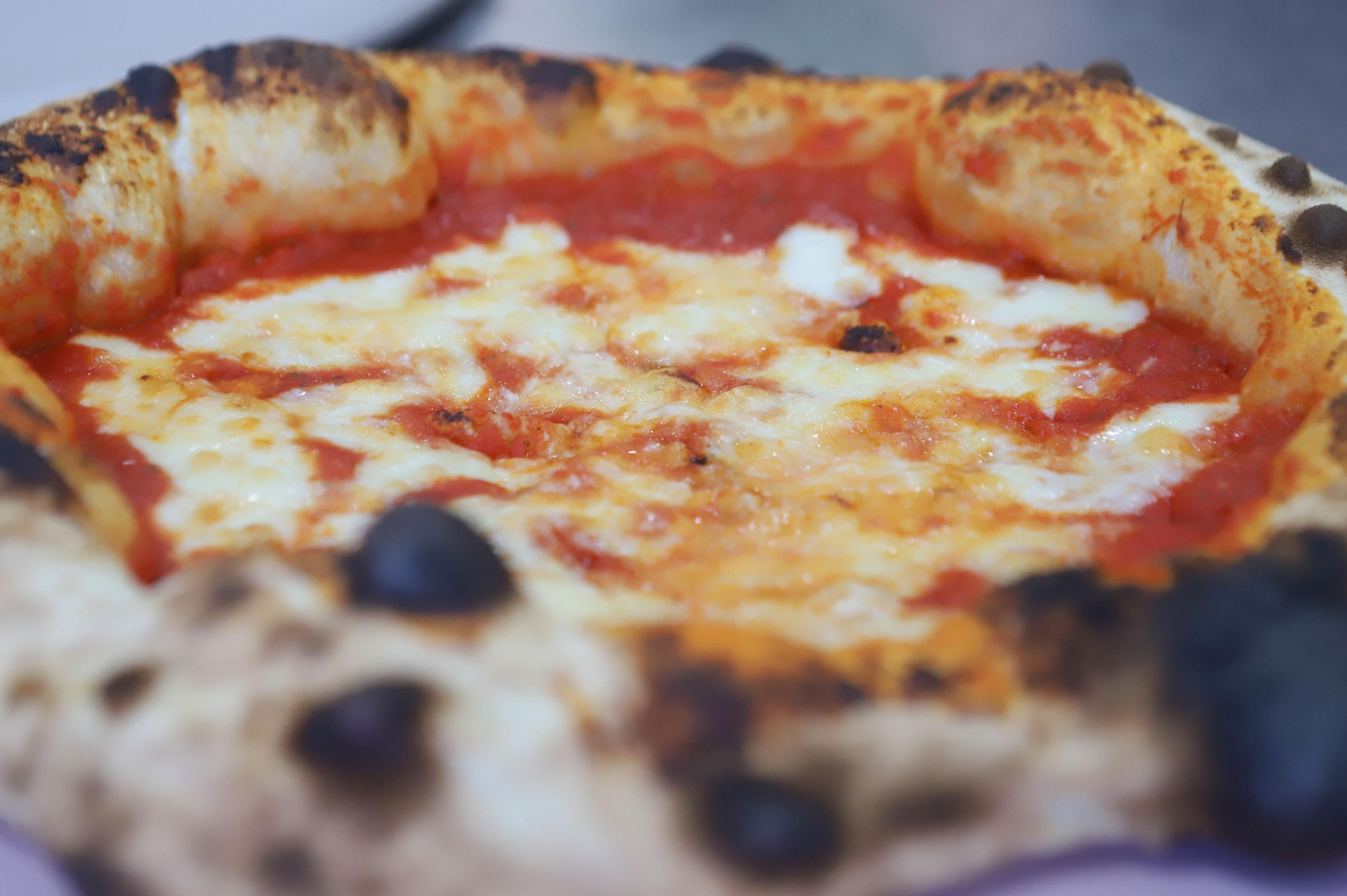 Elaboración de pizzas al autentico estilo italiano en Pizzeria Napoli, en imágenes