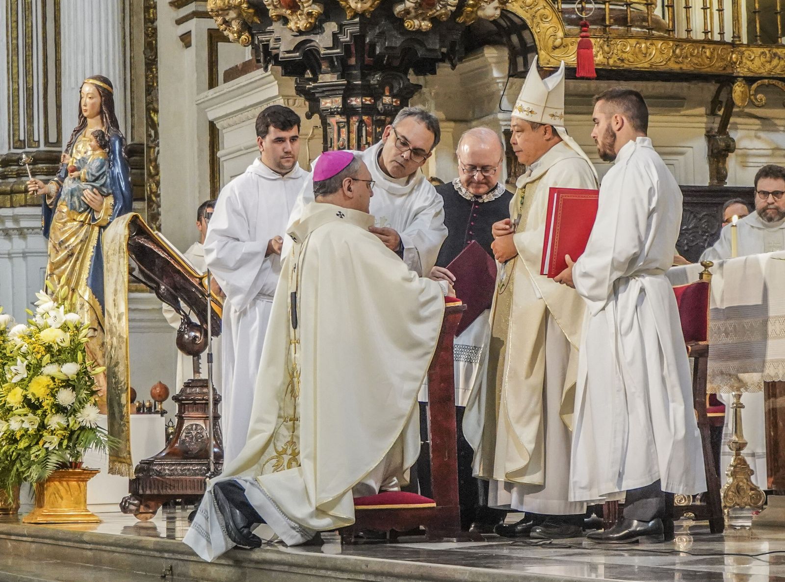 Momento de la imposición del Palio al Arzobispo de Granada, Gil Tamayo