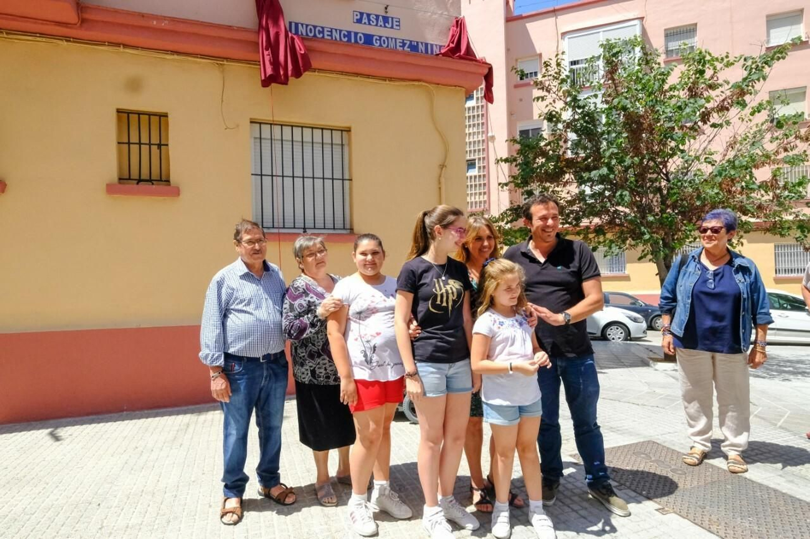 El alcalde junto a los familiares de Inocencio Gómez, 'Nino', en su calle.