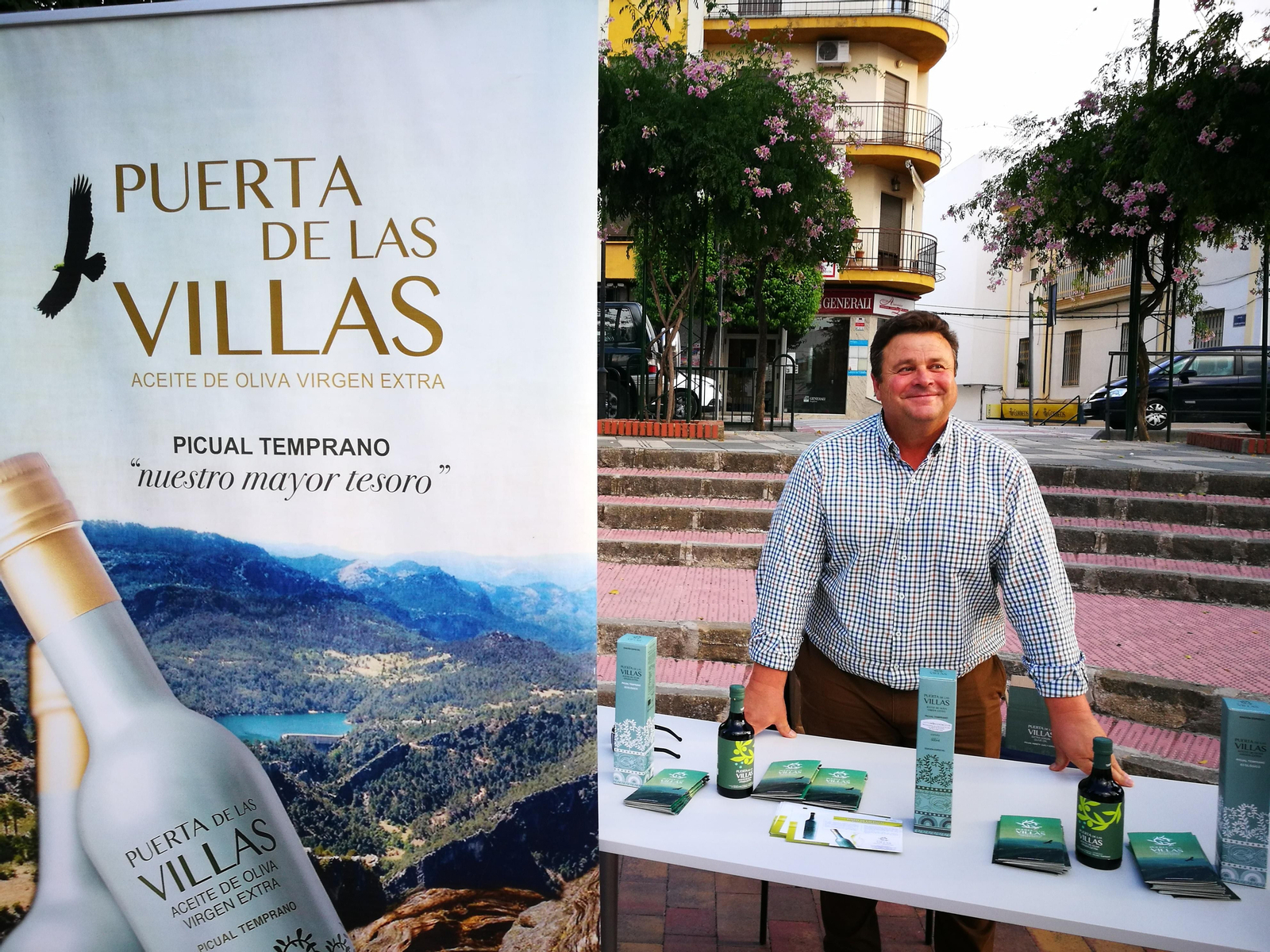 José Gilabert en un stand de promoción.