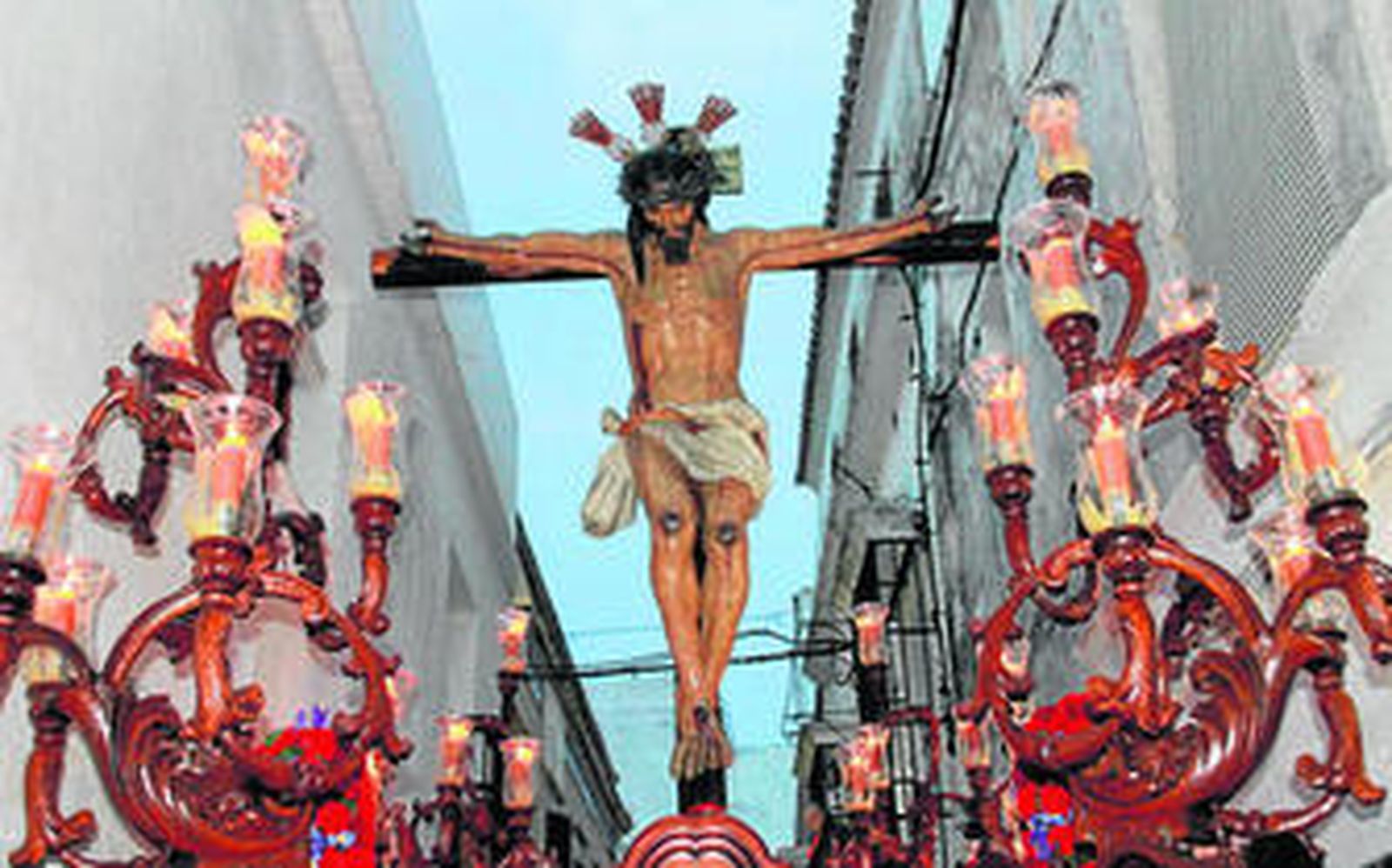 El Cristo de la Salud durante su procesión ayer por las calles del centro de Tarifa.