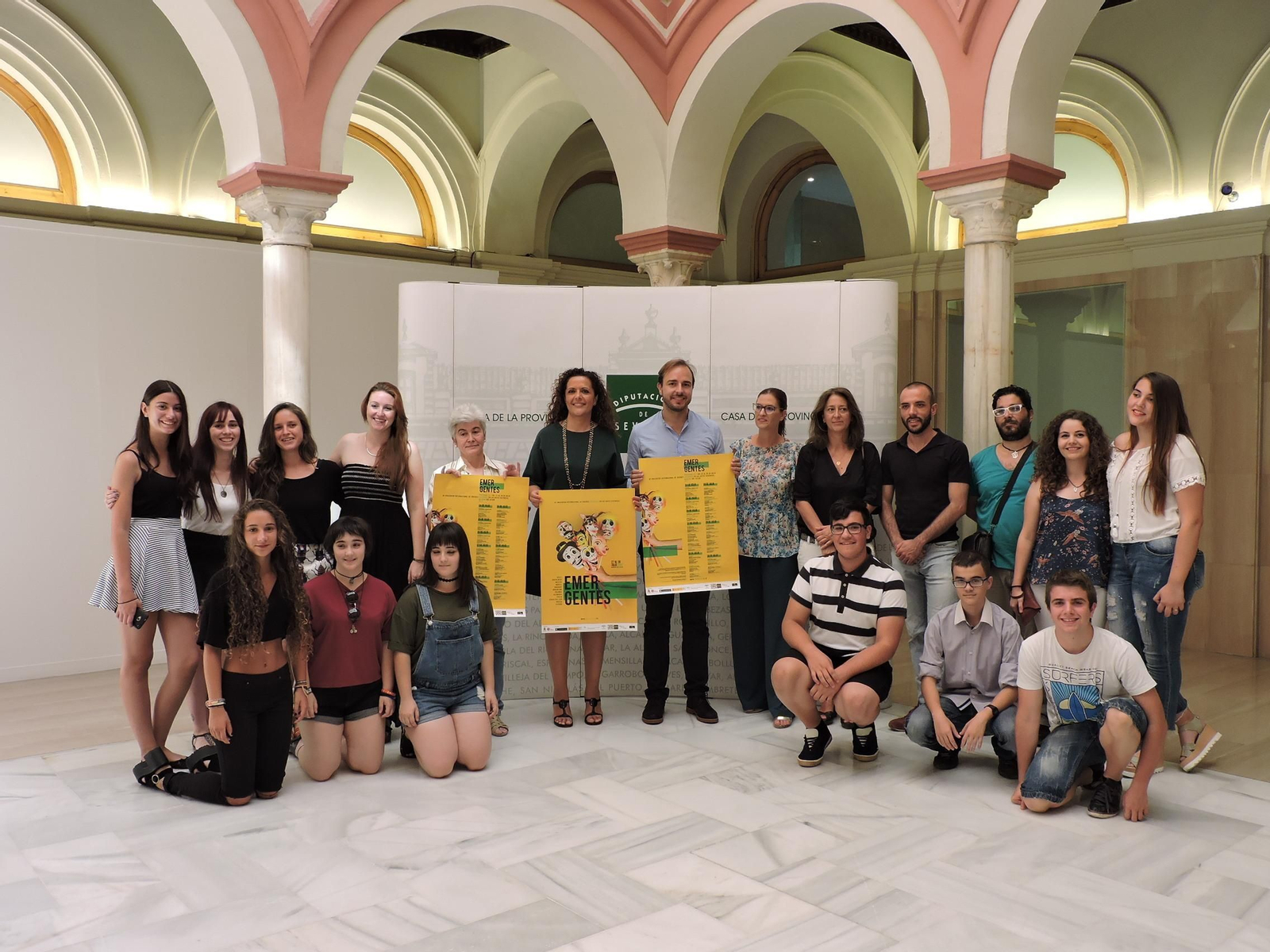 La diputada Rocío Sutil posa con todos los integrantes de la organización y patrocinio de 'Emergentes' 2017.