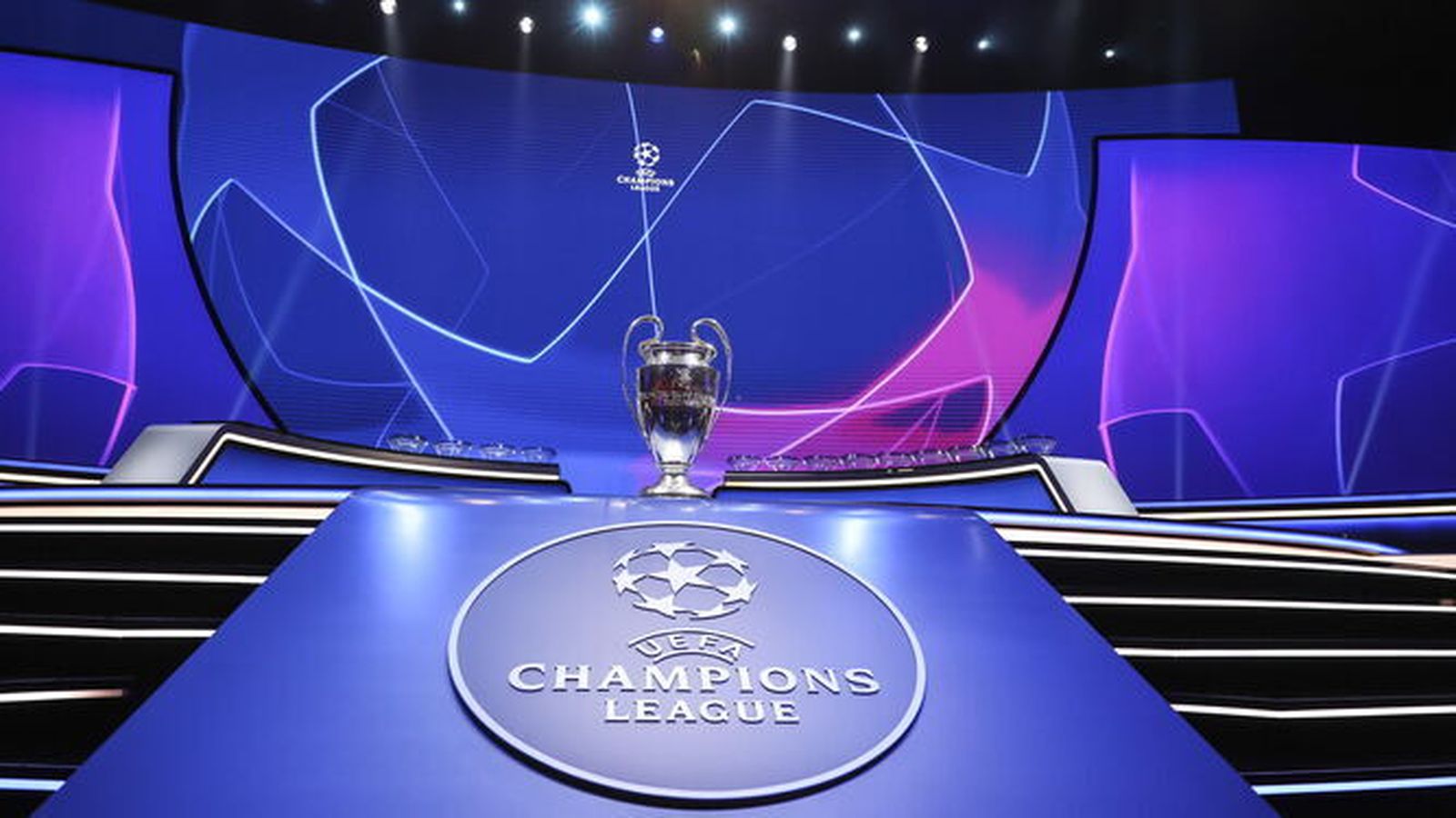 Una imagen de la copa de la Champions League, durante el sorteo de la pasada edición.