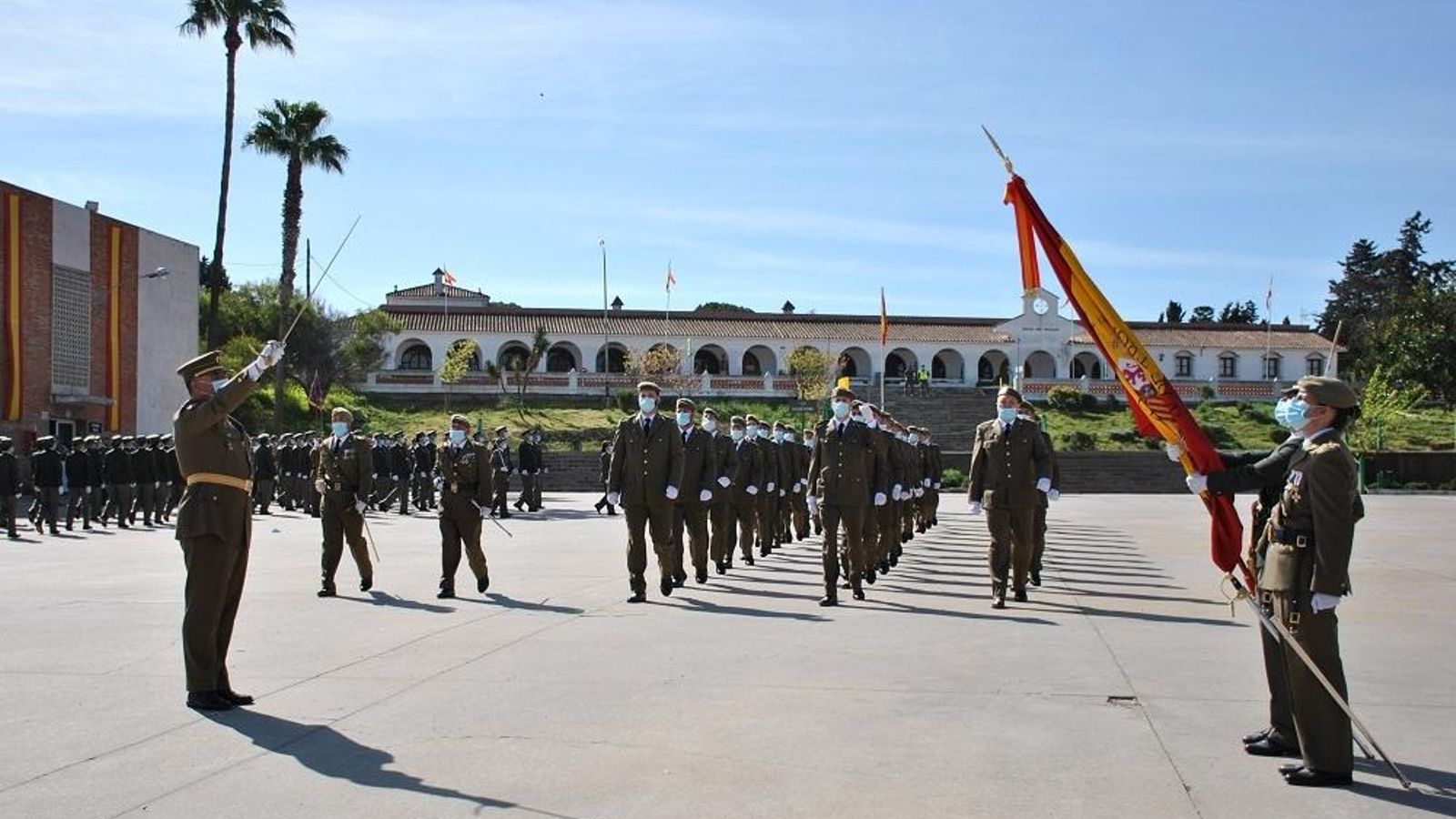Desfile de parte la unidad de aspirantes a reservistas en el acuartelamiento de Camposoto.