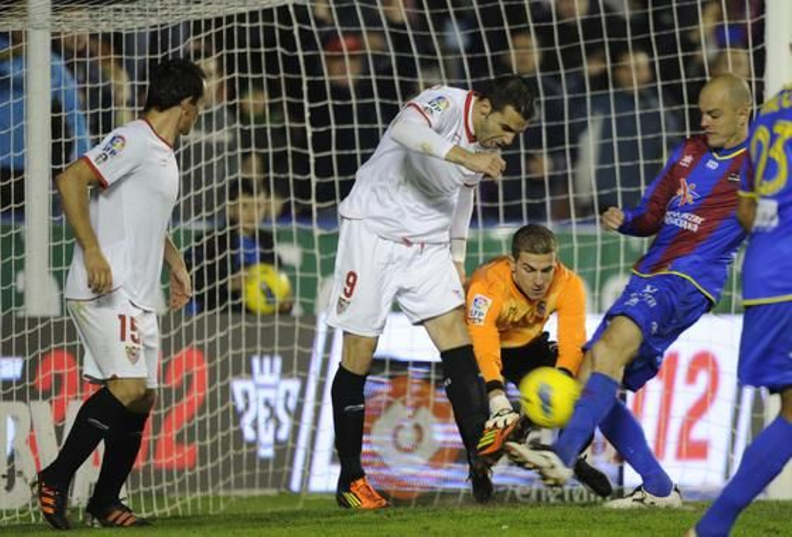 Así fue el lío dentro del área pequeña que Nano aprovechó para adelantar al Levante.

Foto: AFP