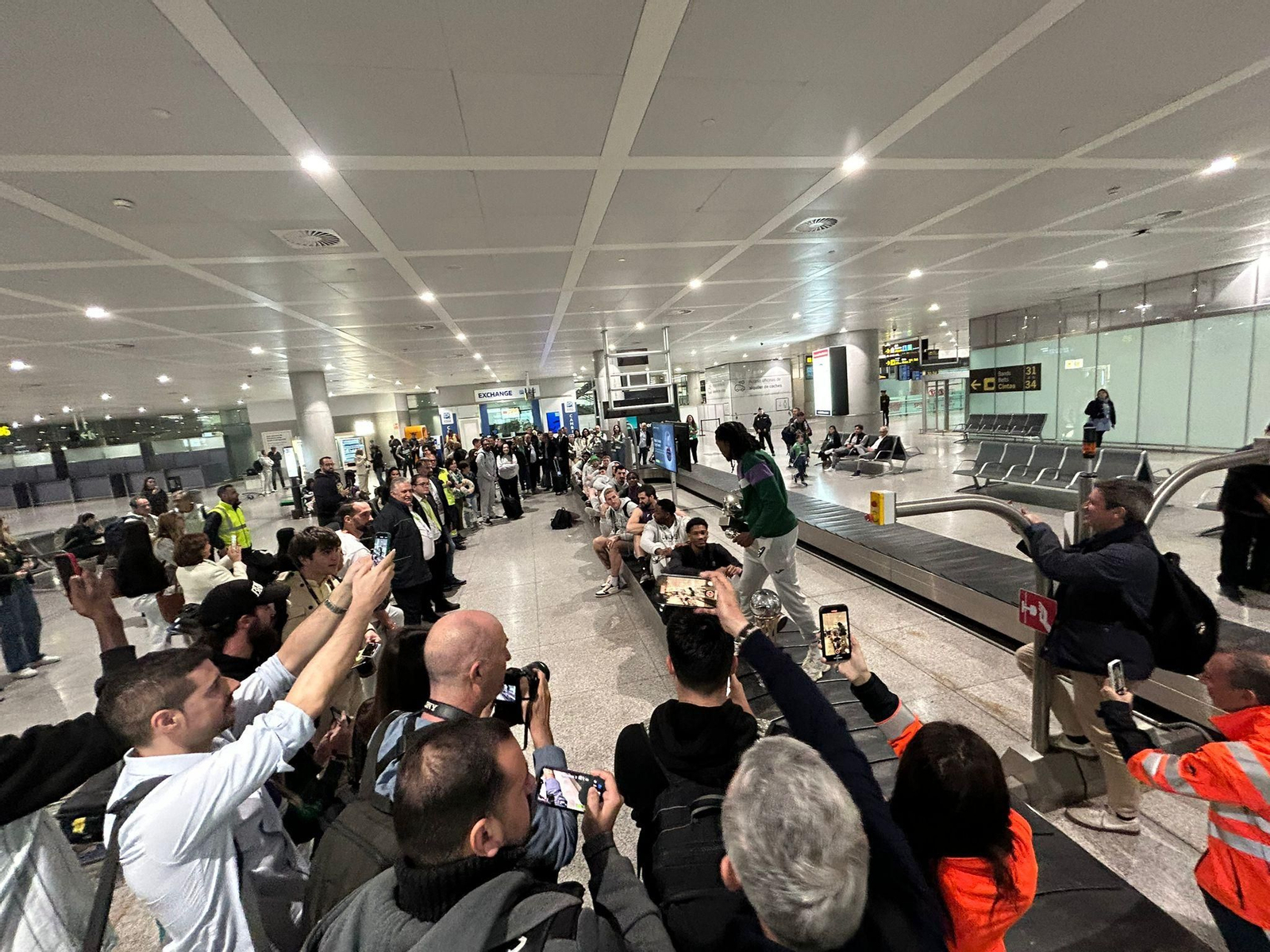 Alegría en la llegada del Unicaja al aeropuerto