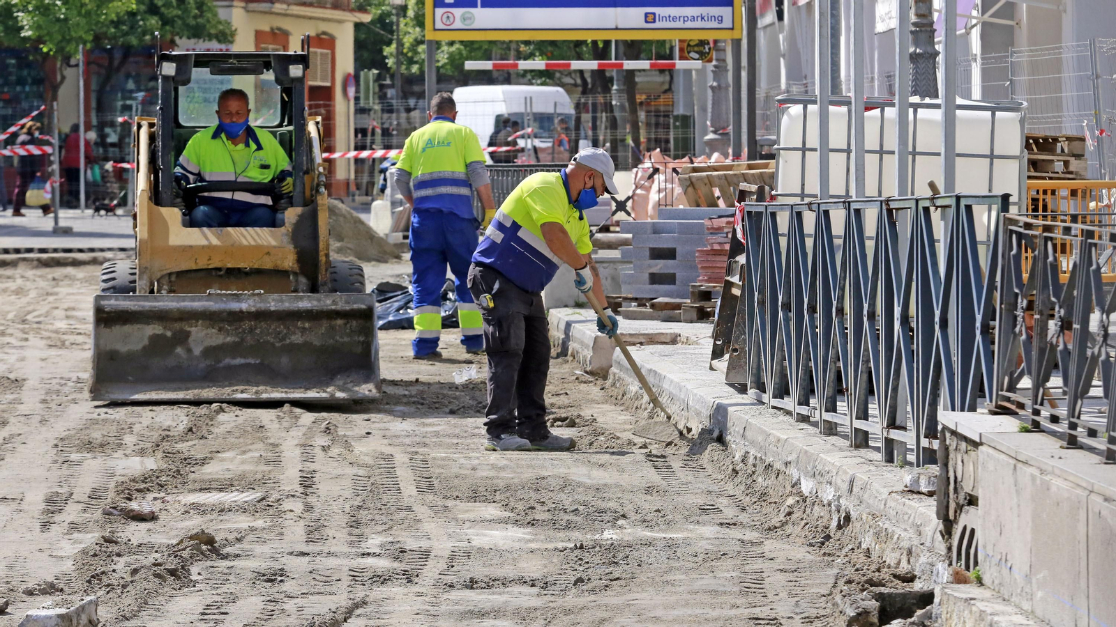 Operarios en la plaza Esteve.