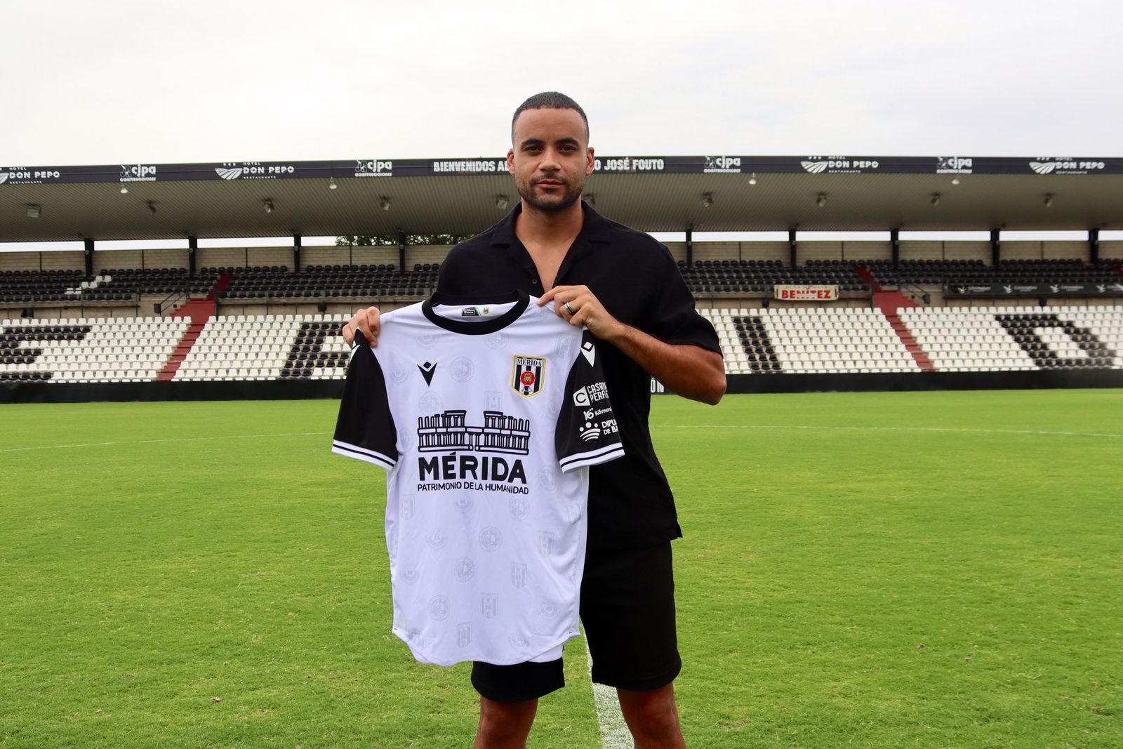 Pablo Ganet muestra la camiseta de su nuevo equipo, el Mérida