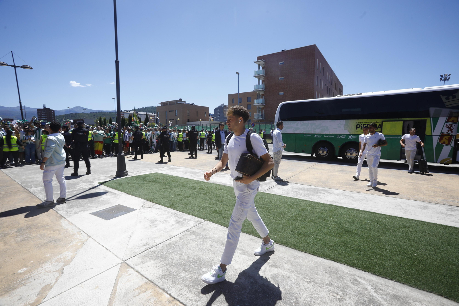 El Córdoba CF recibe el calor de su afición a su llegada a El Toralín antes del partido ante la Ponferradina El Córdoba CF recibe el calor de su afición a su llegada a El Toralín antes del partido ante la Ponferradina