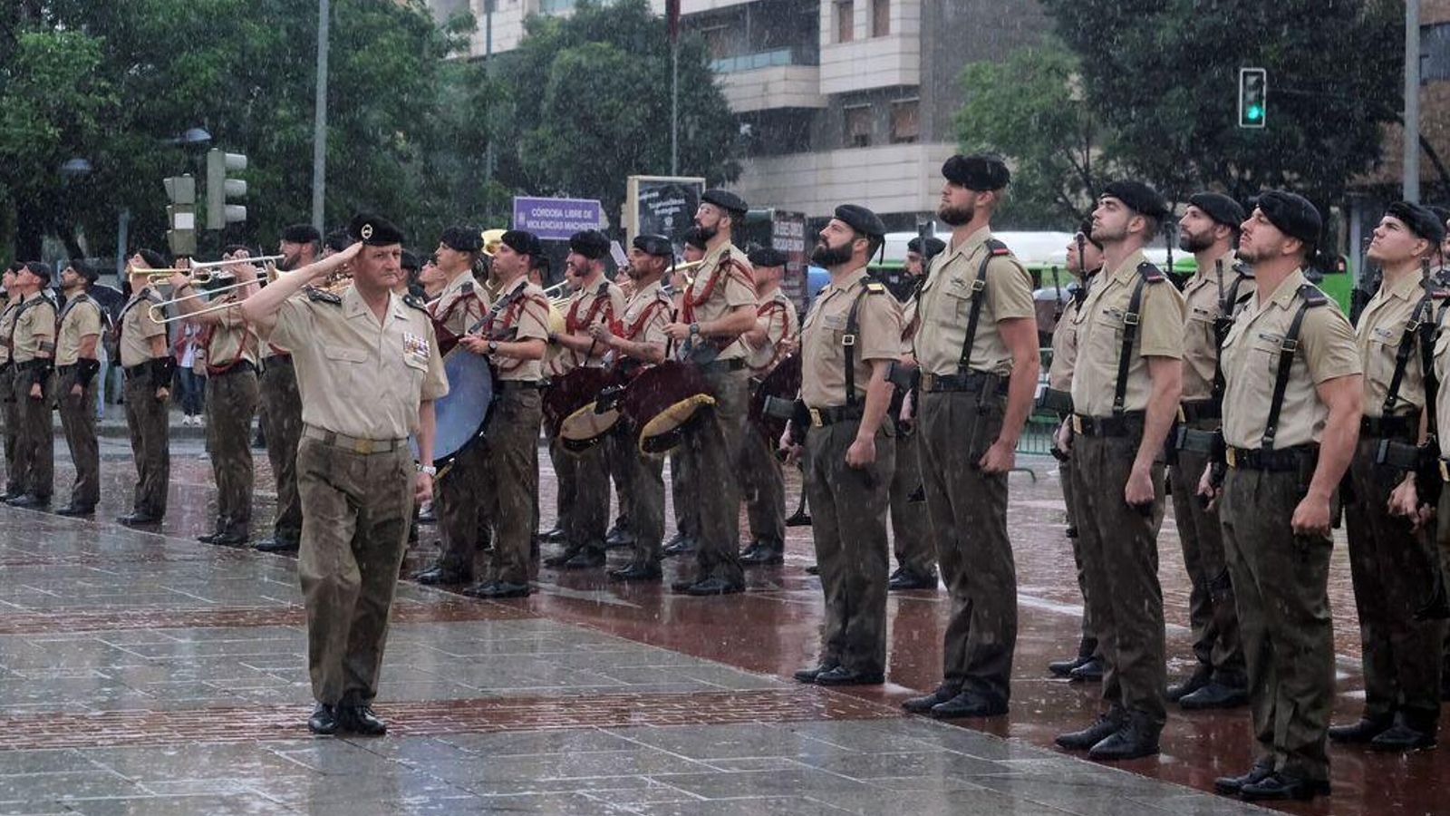 El general jefe de la brigada, Ignacio Olazábal, pasa revista al escuadrón.