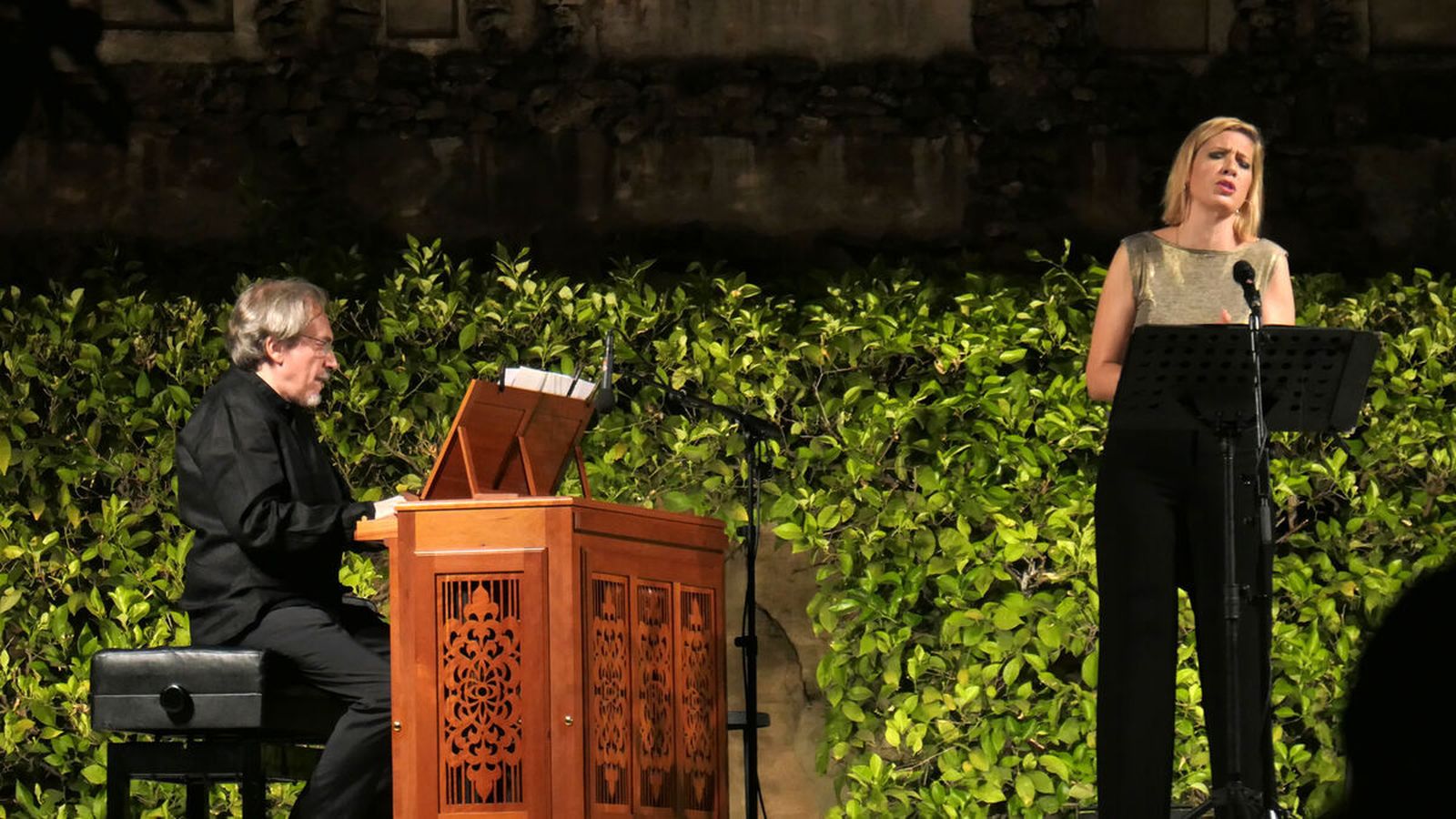 Luis Antonio González y Olalla Alemán en el Alcázar de Sevilla en el verano de 2019.