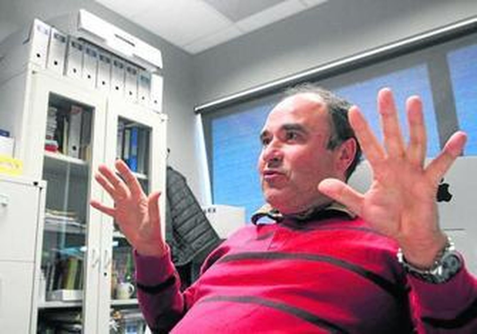 Sebastián Chávez, en su laboratorio del IBIS, durante un momento de la entrevista.