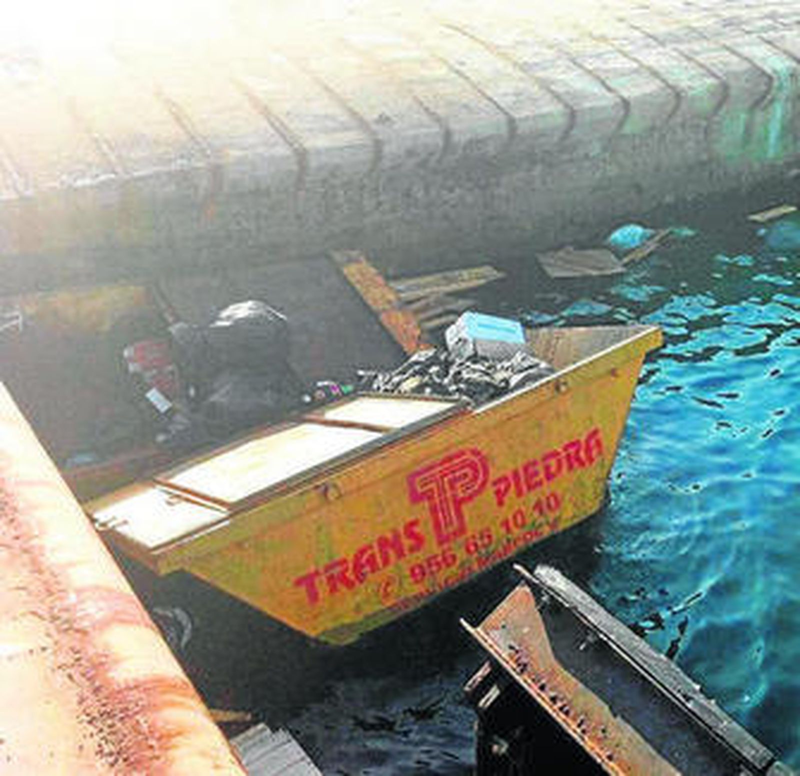 Imagen de uno de los contenedores, flotando en el puerto.
