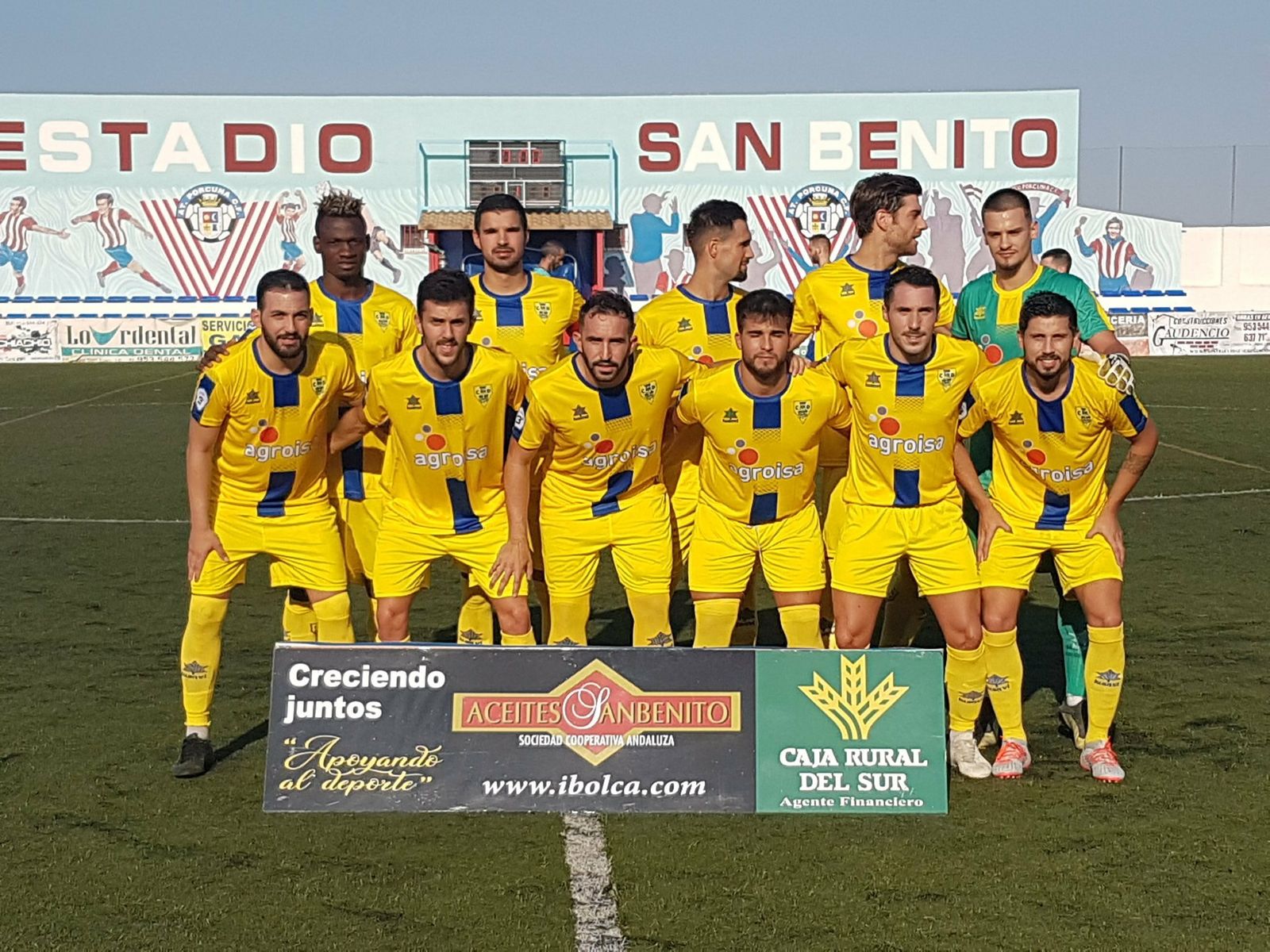 El once del Huétor Tájar posa antes de su partido ante el Porcuna