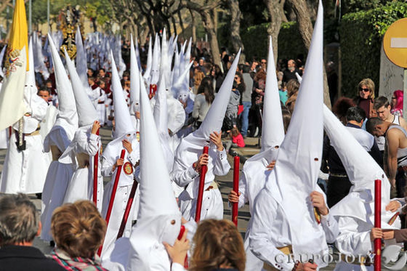 Filas de decenas de nazarenos de la Hermandad de la Clemencia inician su estación de penitencia por la calle Ángel Mayo, salvando los primeros metros hacia la Carrera Oficial.

Foto: Manuel Aranda