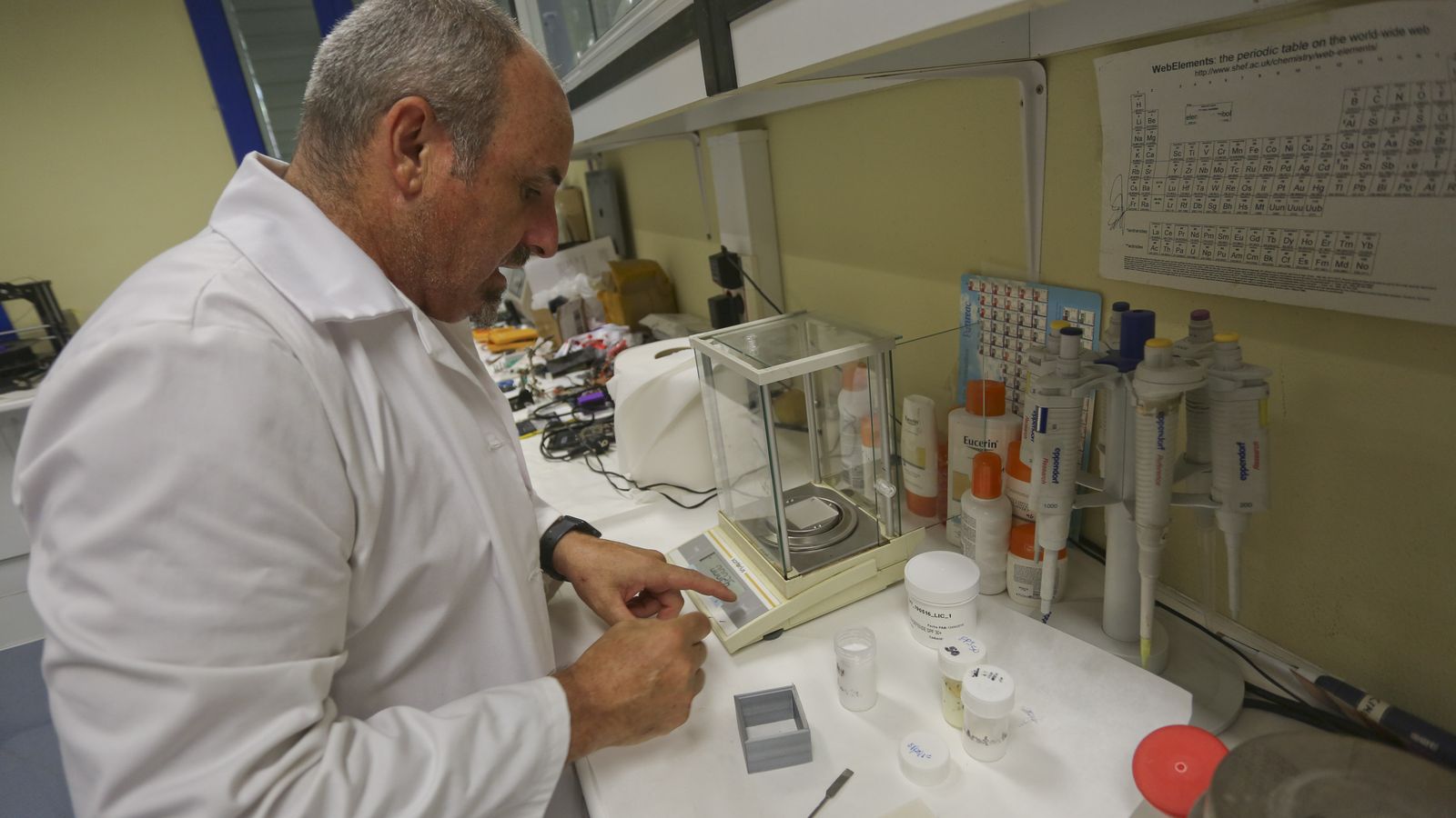 José Aguilera, en el laboratorio de Fotobiología Dermatológica del CIMES.