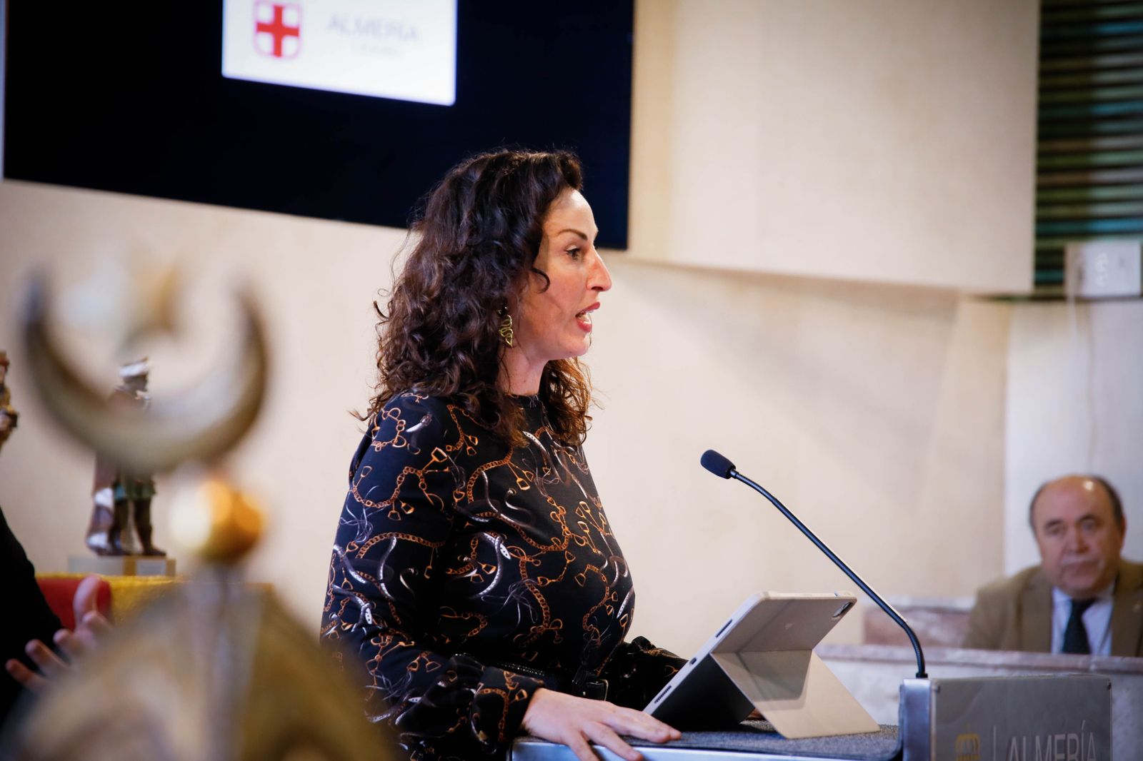 Imágenes de la entrega de las coronas a los emisarios de sus Majestades los Reyes Magos de Oriente