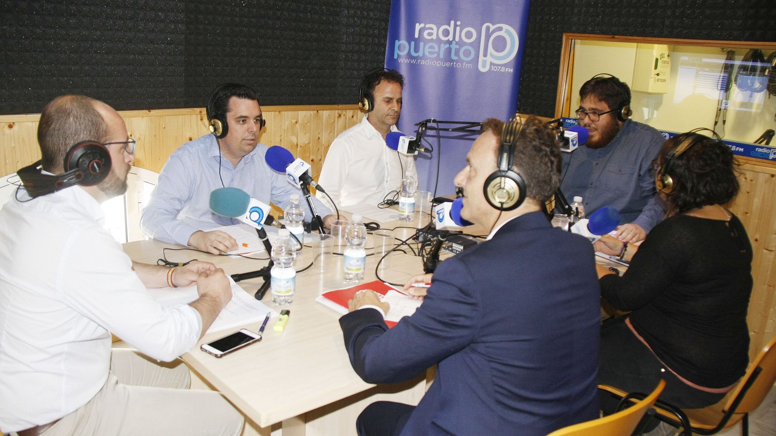 Una imagen de los candidatos durante el debate en Radio Puerto.