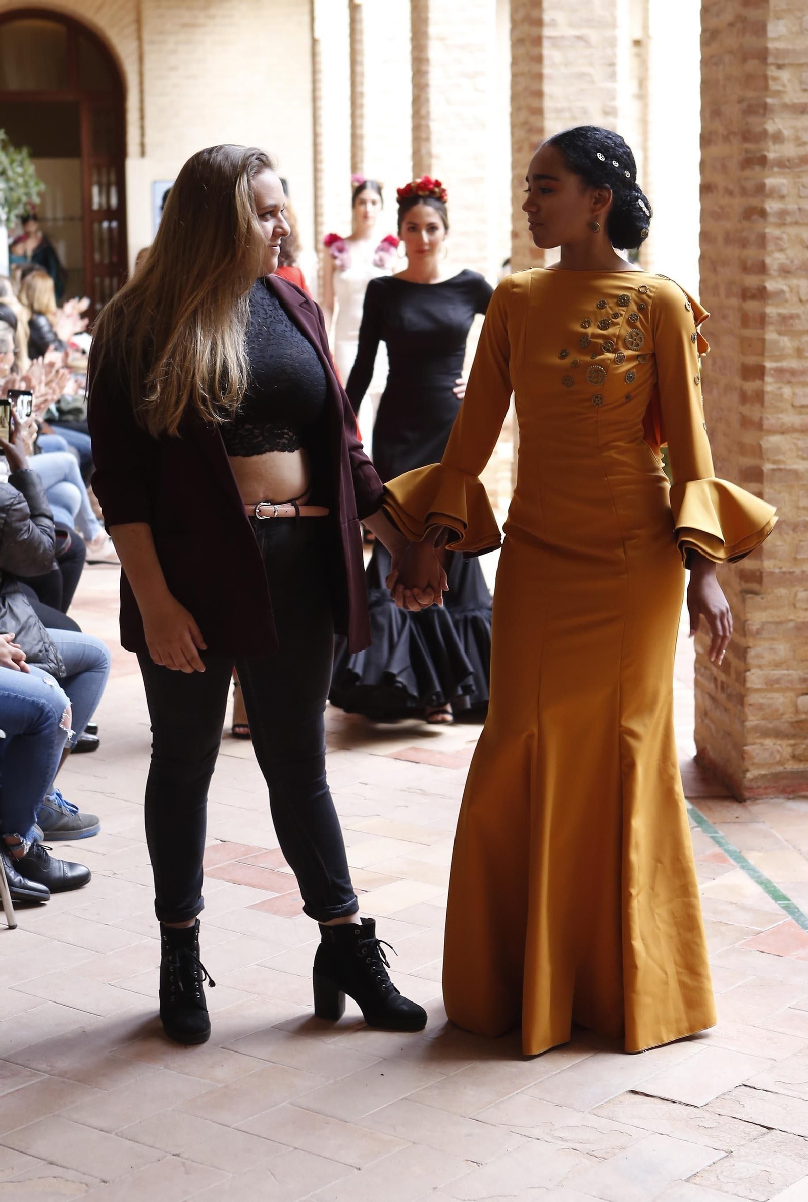 Pasarela Wappíssima 2019, fotos del sexto desfile colectivo de alumnos de ESSDM. Blanca Colume Barriola junto a su diseño.