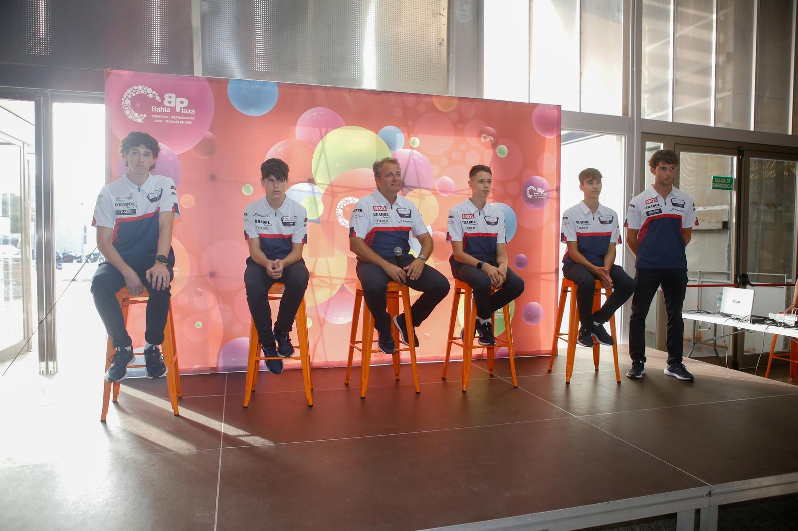 Las fotos de la visita del campeón del Mundo Emilio Alzamora al centro comercial Bahía Plaza de Palmones (Los Barrios)