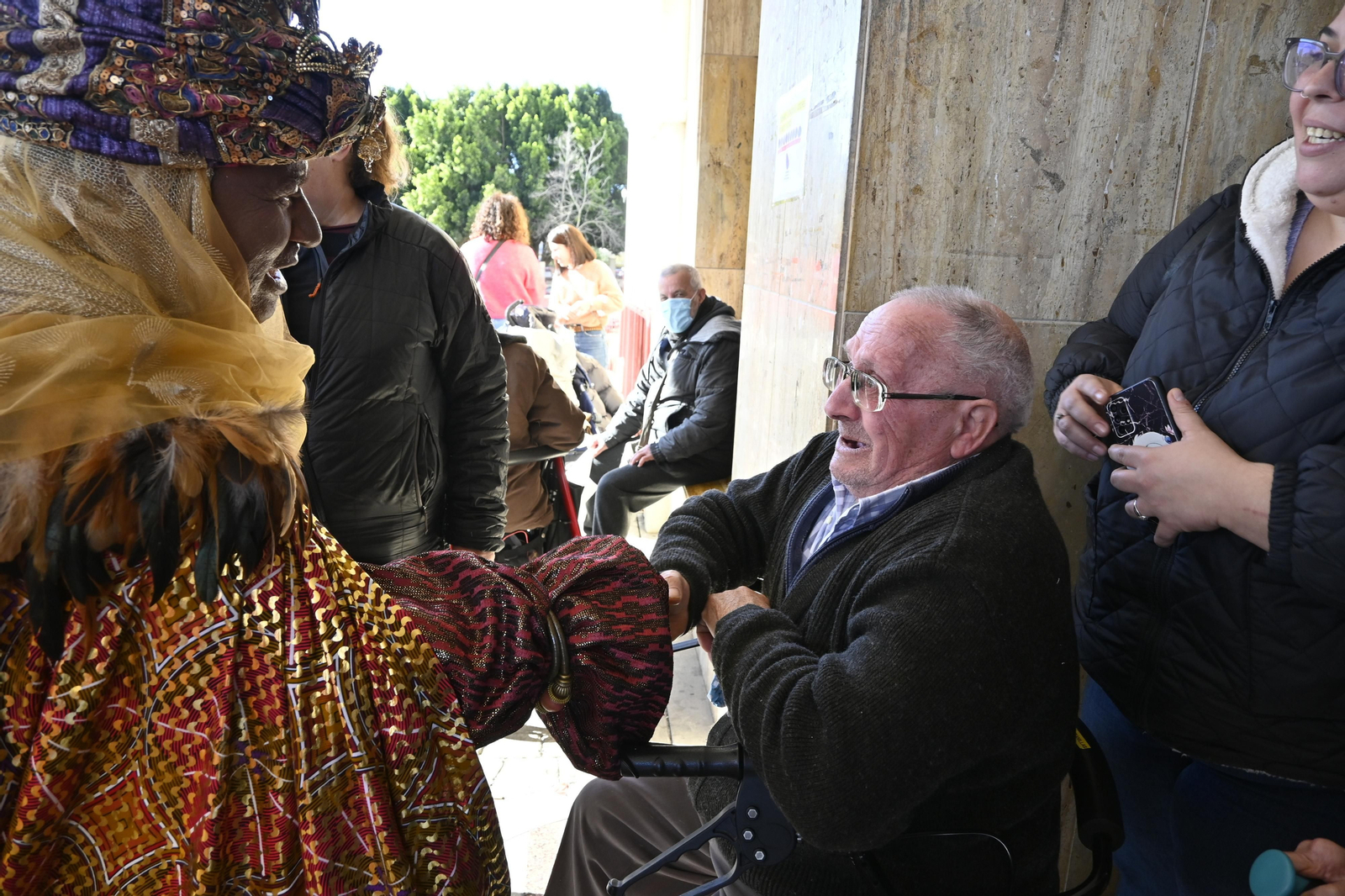 Visita de los Reyes Magos a los ancianos de los asilos de Huelva, en imágenes