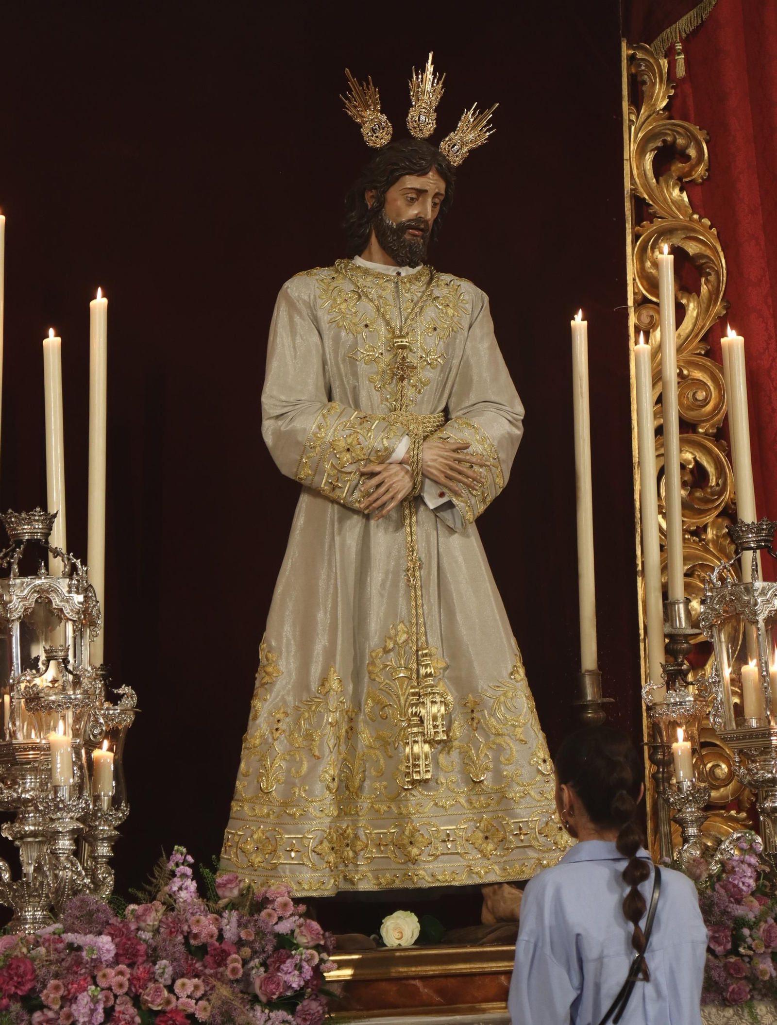 Sevilla acaricia la Semana Santa en un Domingo de Pasión lleno de cultos