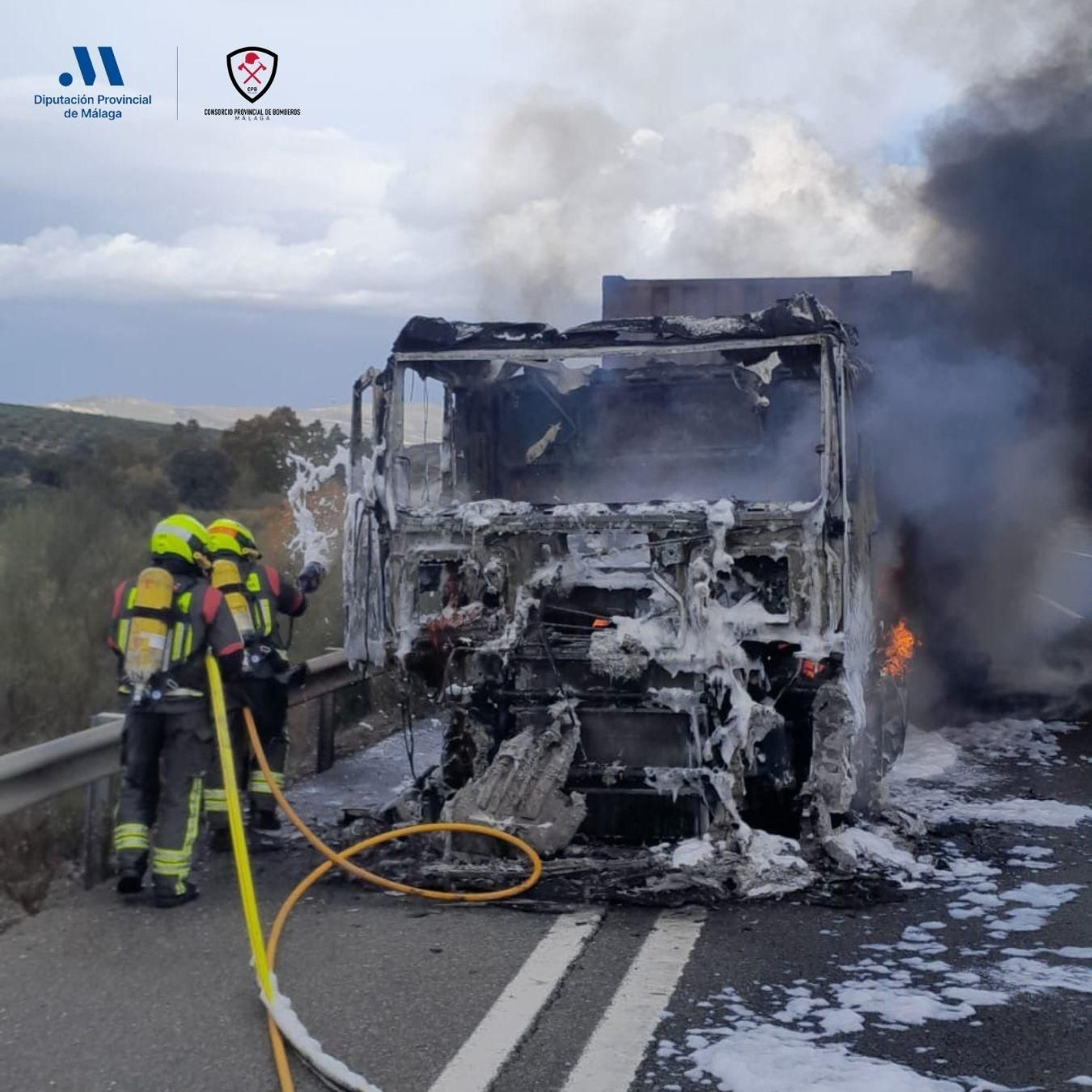 El camión incendiado en Archidona