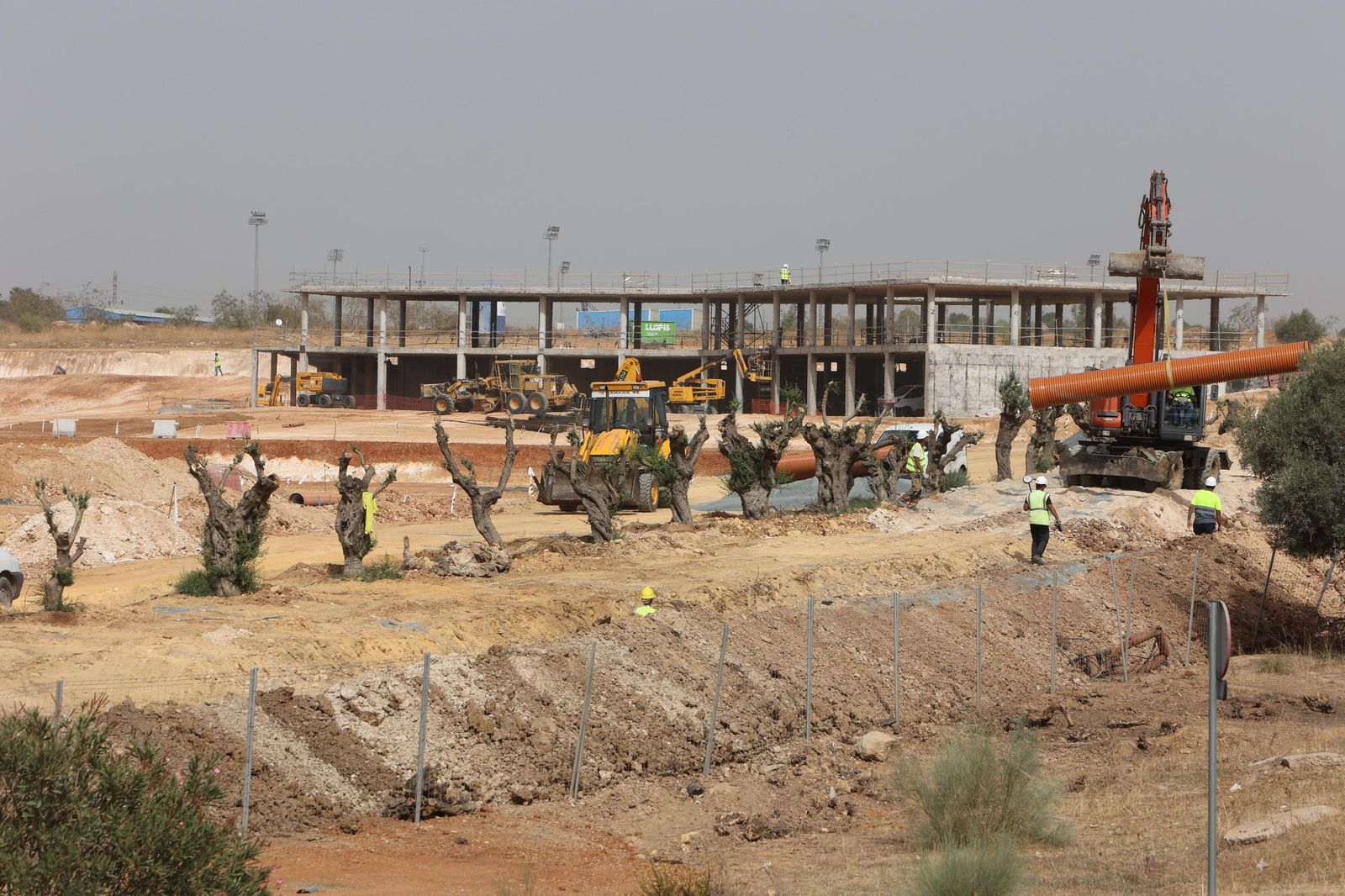 Imagen de las obras de la nueva ciudad deportiva en Dos Hermanas.