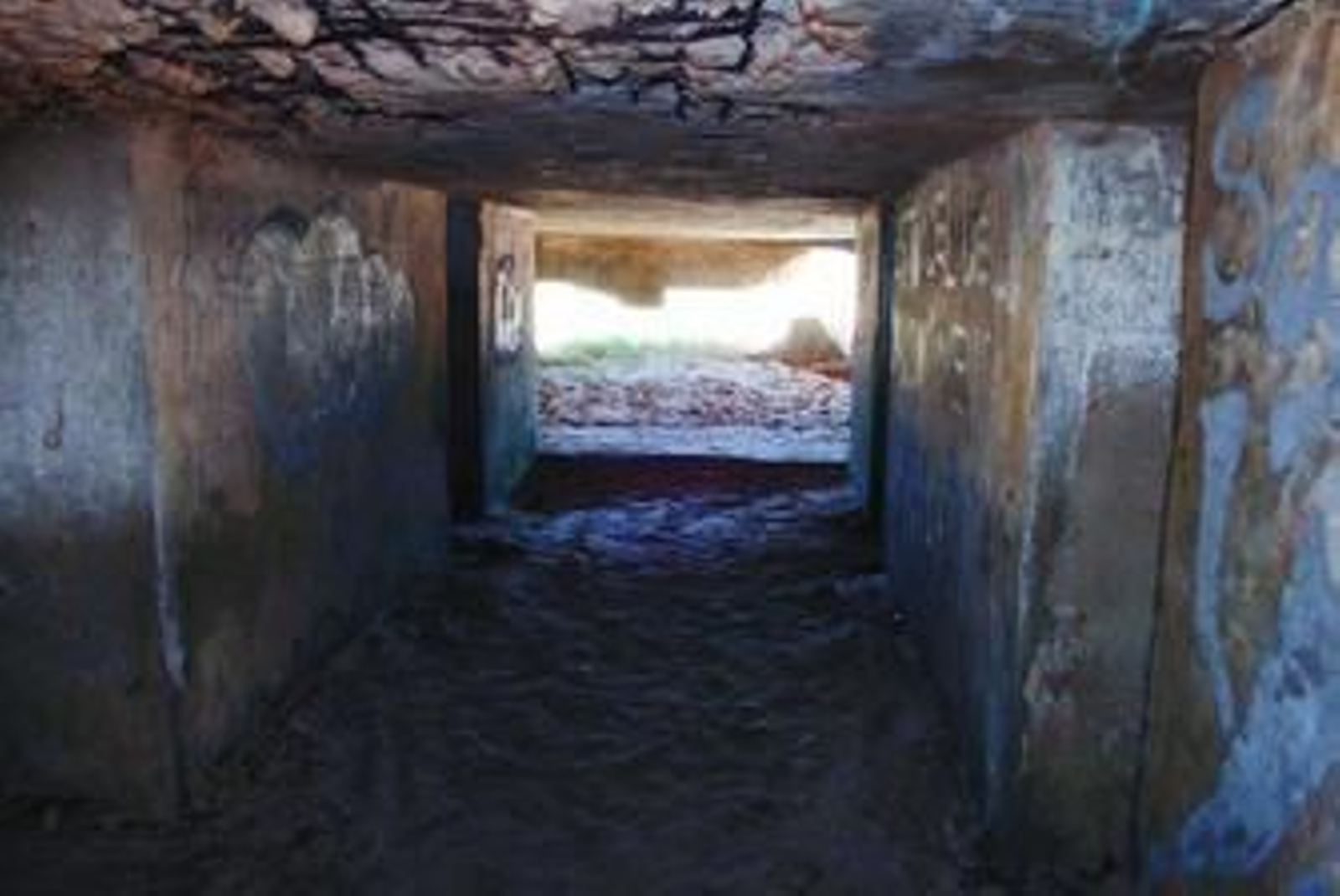 En este búnker de la playa de Castilnovo tenían lugar los actos sexuales con los menores.