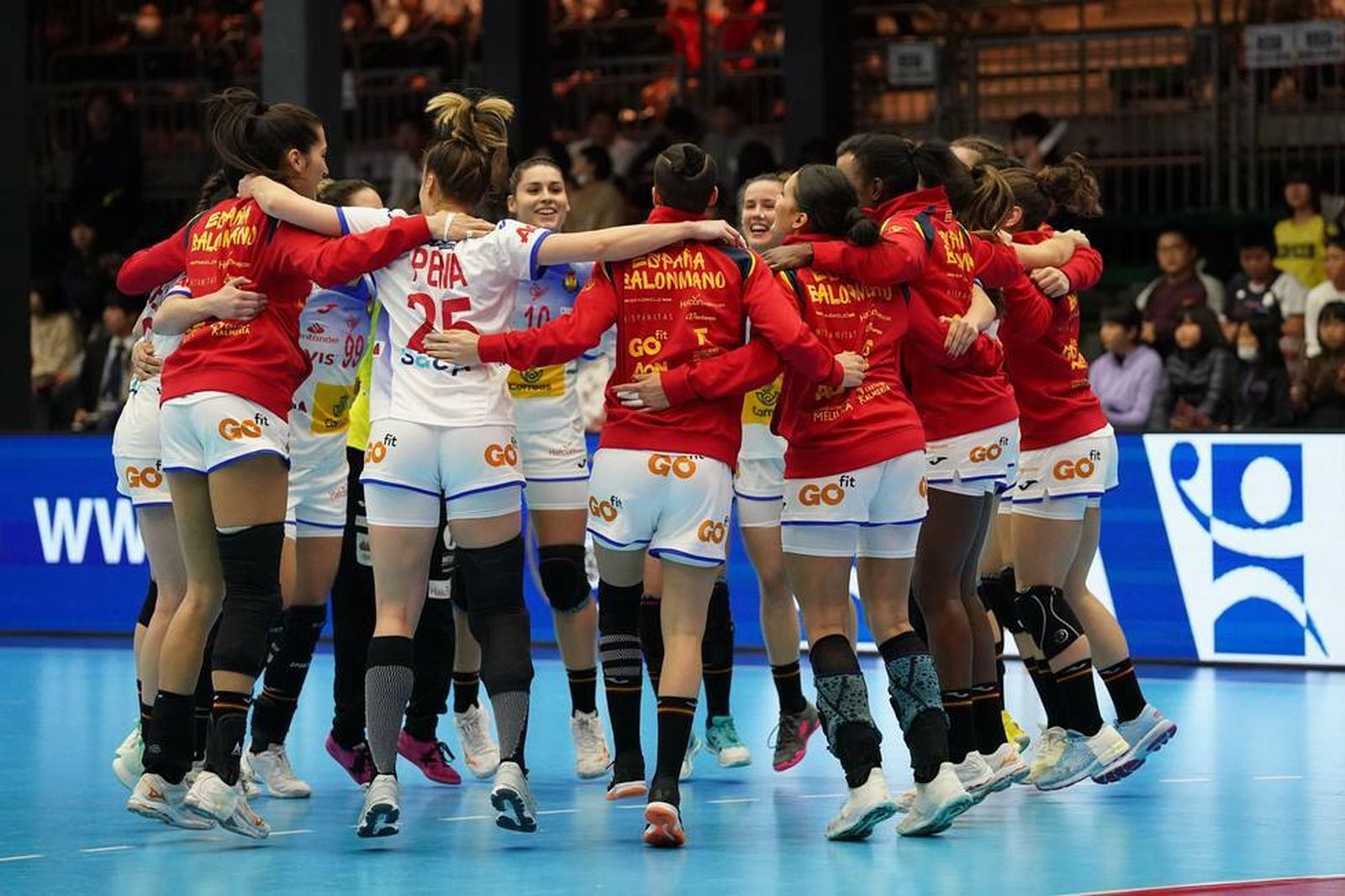 Las Guerreras celebran su clasificación para la segunda fase