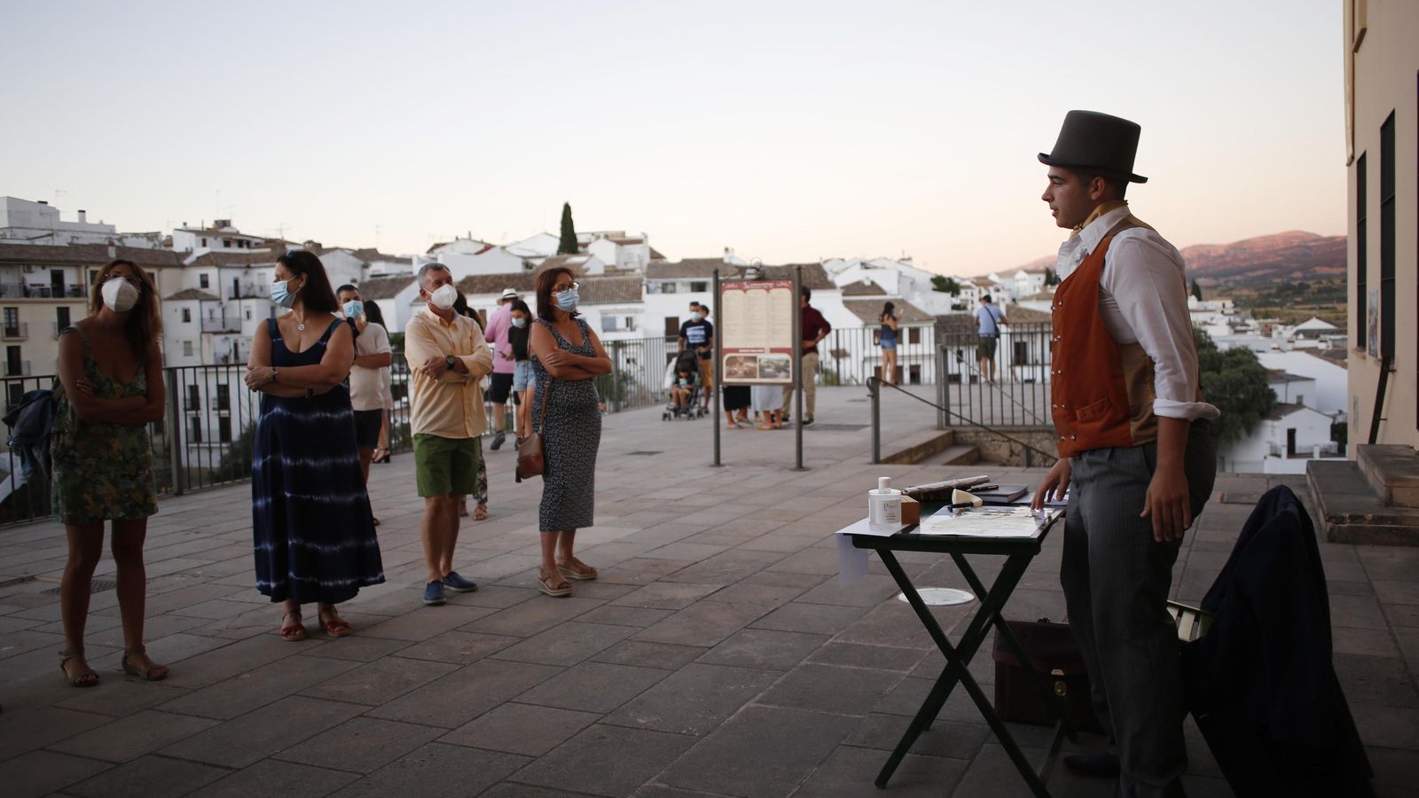 Martín de Aldehuela  junto al Puente Nuevo