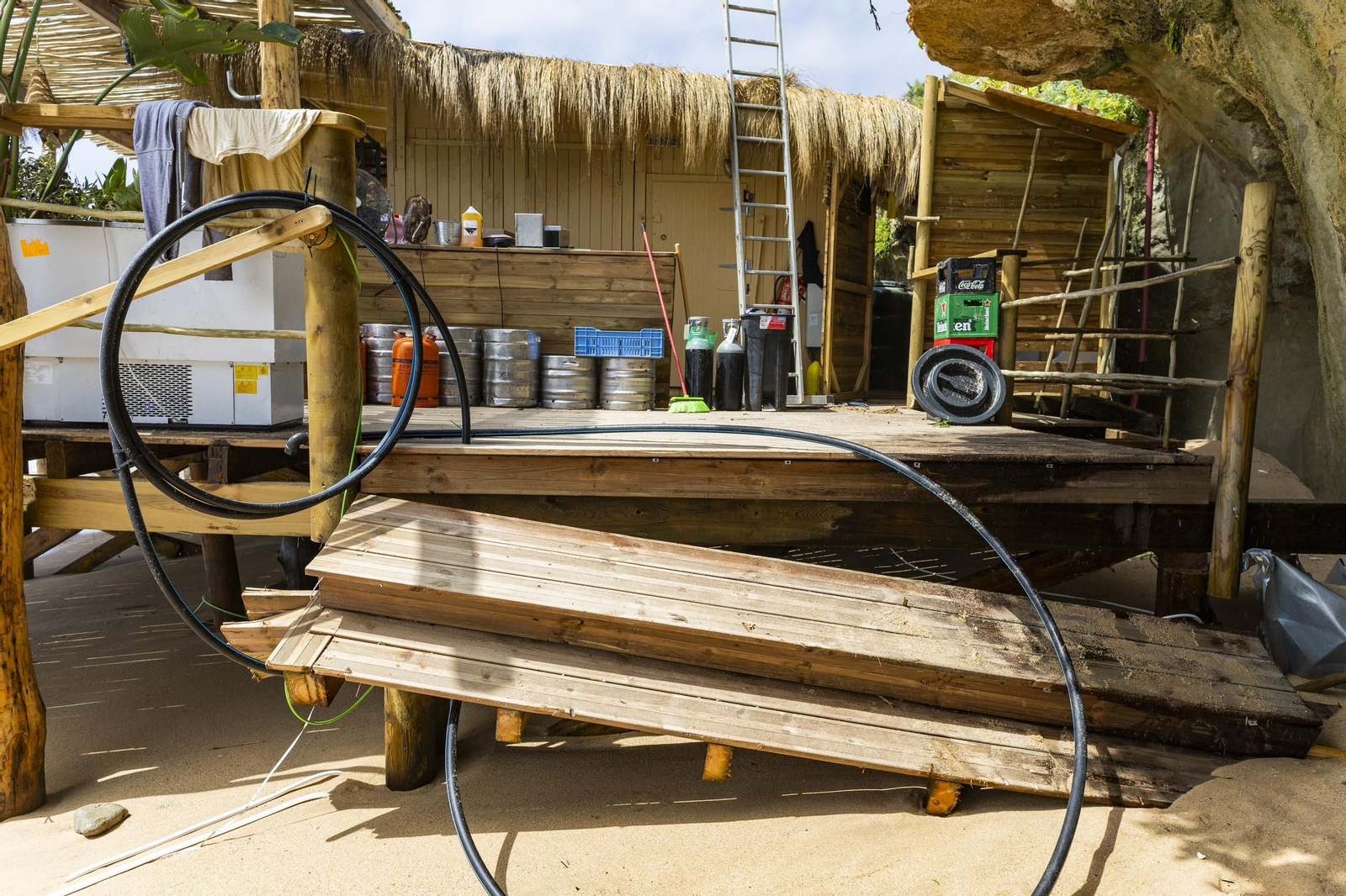 Las imágenes de la playa de los Caños tras el fuerte oleaje
