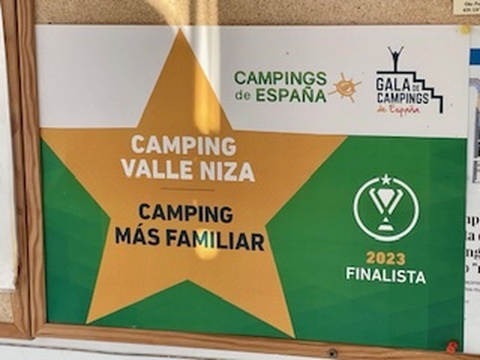 Cartel del reconocimiento del Camping de Valle-Niza como uno de los más familiares de España