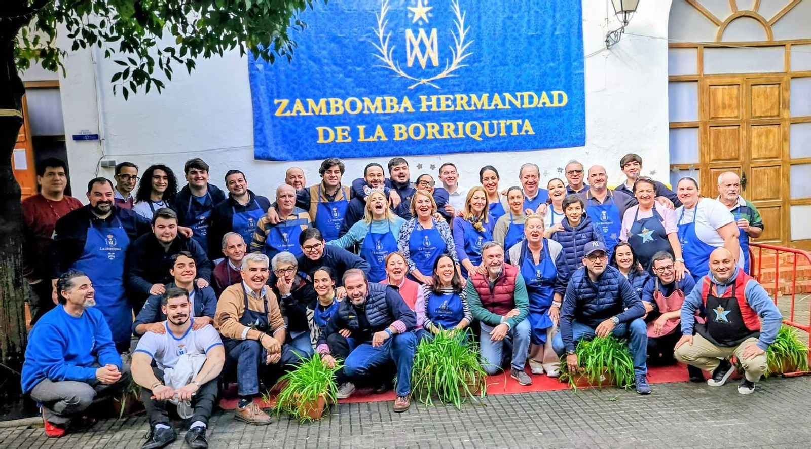 Foto de un turno de hermanos de los muchos que han trabajado en las distintas zambombas de la Borriquita.