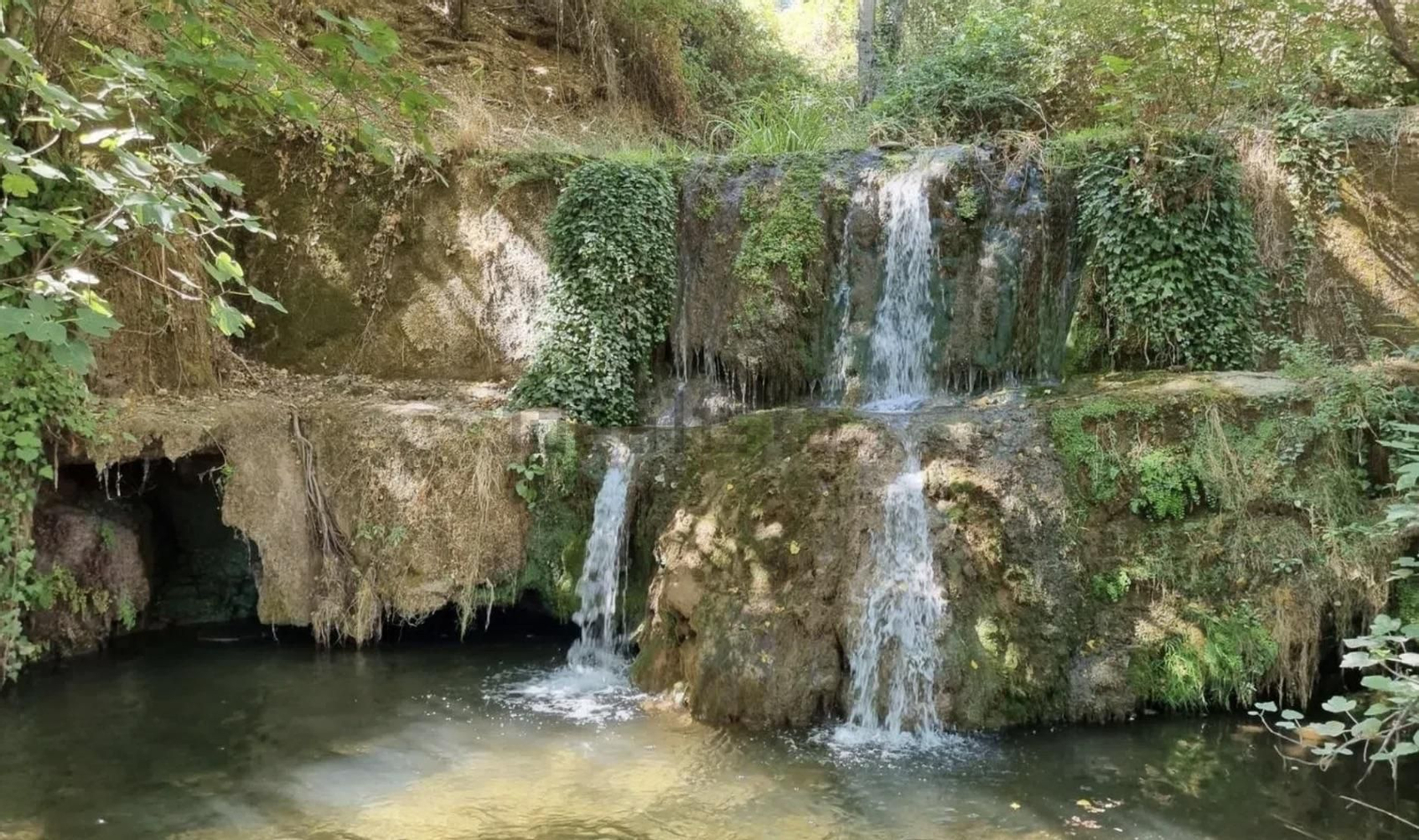 Así es el exclusivo cortijo que se vende en un pueblo de Huelva: Tiene una cascada y cuesta casi un millón de euros