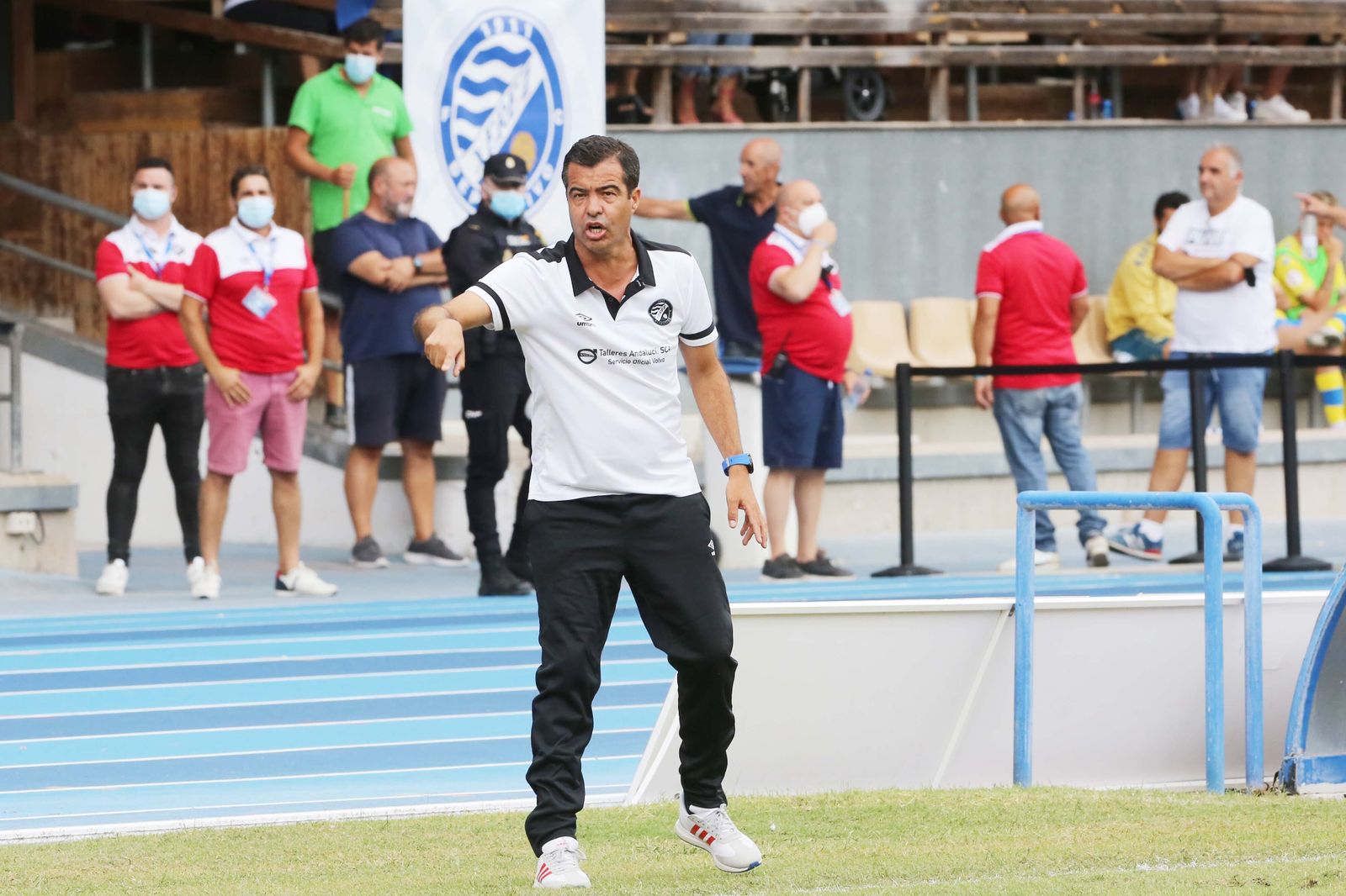 Pérez Herrera estuvo muy activo en la banda durante todo el encuentro.