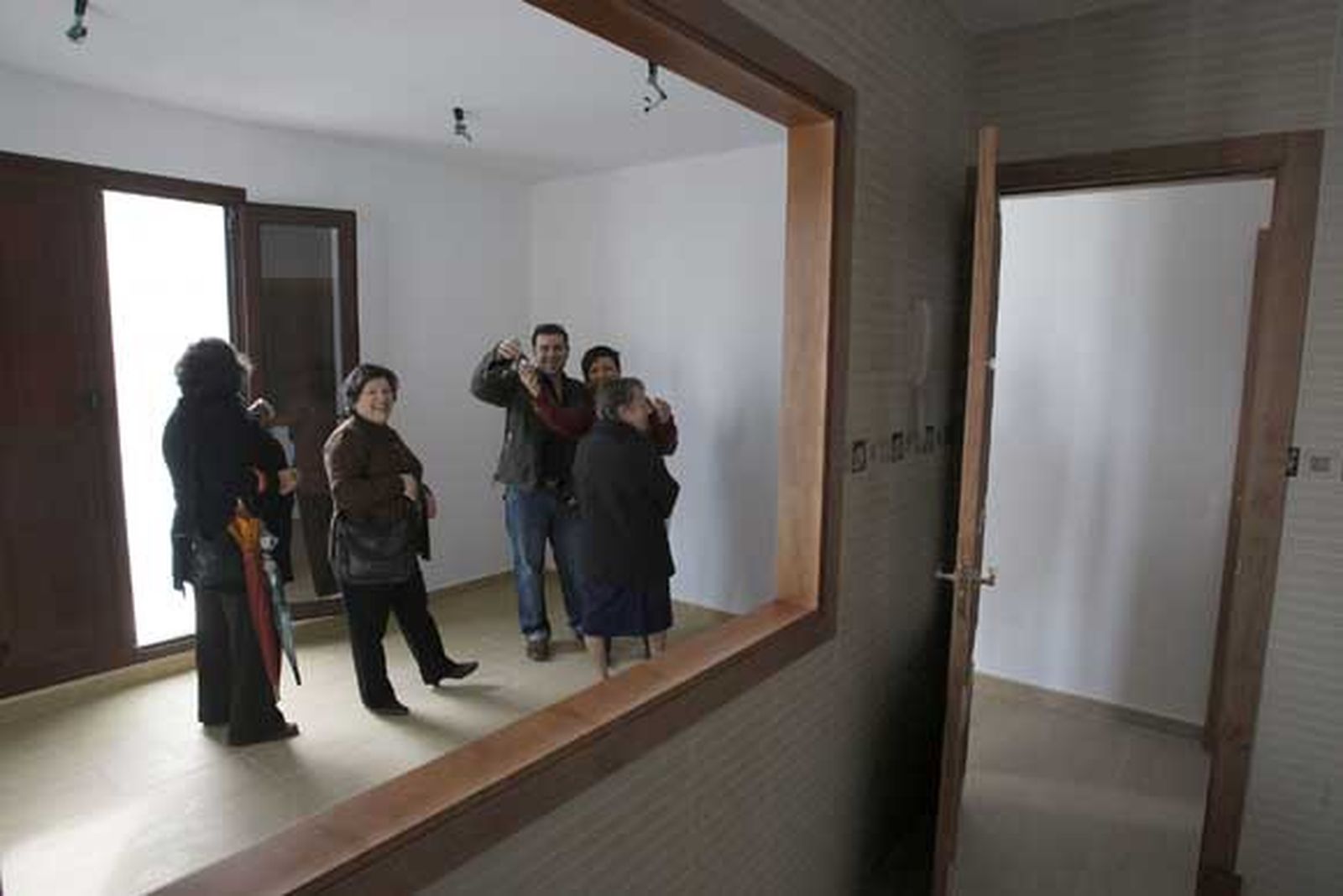 Teófila Martínez entrega las llaves de las viviendas construidas en Botica, 27

Foto: Jose Braza